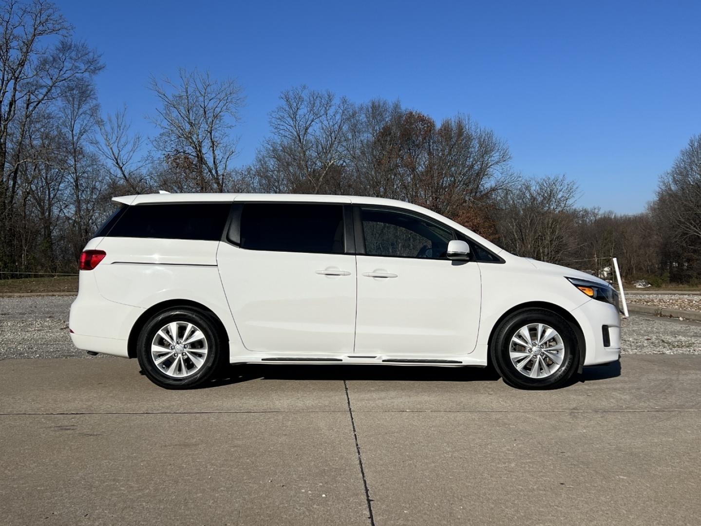 2017 WHITE /Tan Cloth Kia Sedona LX (KNDMB5C19H6) with an 3.3L V6 engine, Automatic transmission, located at 2990 Old Orchard Rd., Jackson, MO, 63755, 37.354214, -89.612106 - 2017 Kia Sedona LX Only 66xxx miles Front Wheel Drive 3.3L V6 Automatic 3rd Row Backup Camera Power Driver Seat Power Sliding Doors Bluetooth Cruise Power Windows/Locks/Mirrors We have financing available and we accept trades! Fill out a credit application on our website or come by today - Photo#6