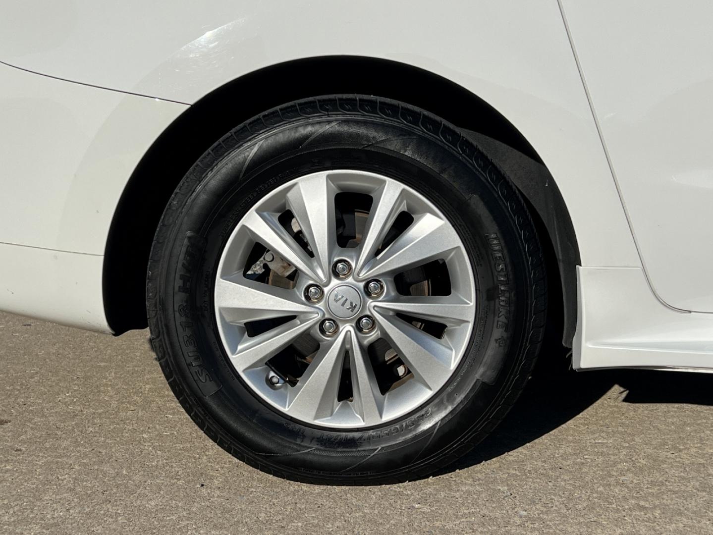 2017 WHITE /Tan Cloth Kia Sedona LX (KNDMB5C19H6) with an 3.3L V6 engine, Automatic transmission, located at 2990 Old Orchard Rd., Jackson, MO, 63755, 37.354214, -89.612106 - 2017 Kia Sedona LX Only 66xxx miles Front Wheel Drive 3.3L V6 Automatic 3rd Row Backup Camera Power Driver Seat Power Sliding Doors Bluetooth Cruise Power Windows/Locks/Mirrors We have financing available and we accept trades! Fill out a credit application on our website or come by today - Photo#37