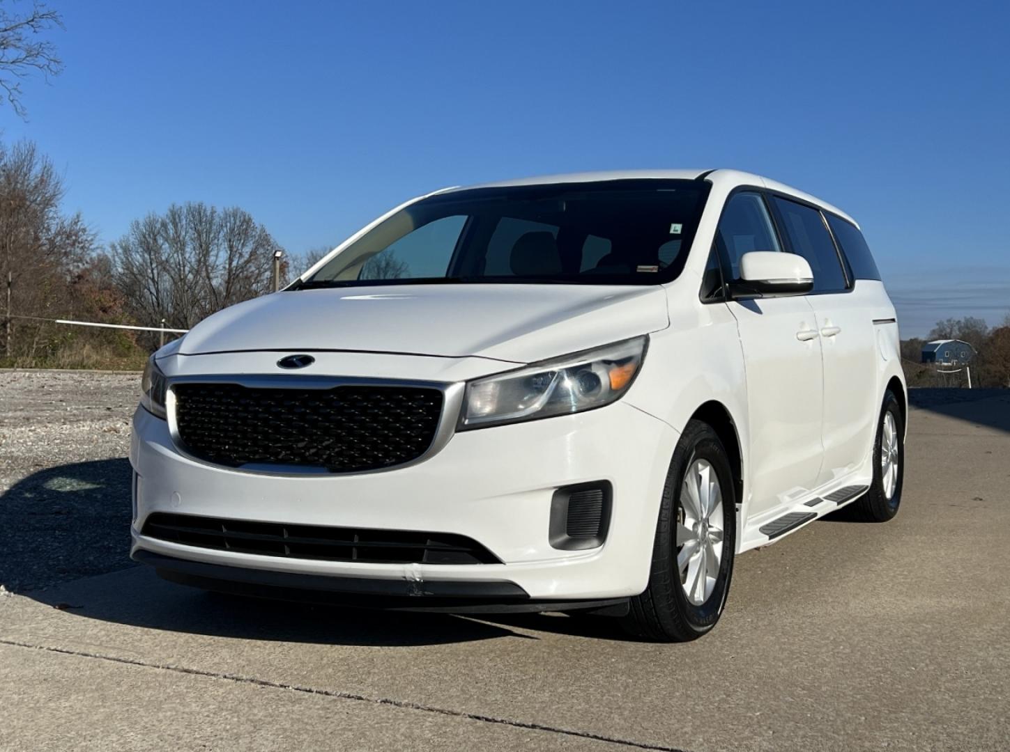 2017 WHITE /Tan Cloth Kia Sedona LX (KNDMB5C19H6) with an 3.3L V6 engine, Automatic transmission, located at 2990 Old Orchard Rd., Jackson, MO, 63755, 37.354214, -89.612106 - 2017 Kia Sedona LX Only 66xxx miles Front Wheel Drive 3.3L V6 Automatic 3rd Row Backup Camera Power Driver Seat Power Sliding Doors Bluetooth Cruise Power Windows/Locks/Mirrors We have financing available and we accept trades! Fill out a credit application on our website or come by today - Photo#4