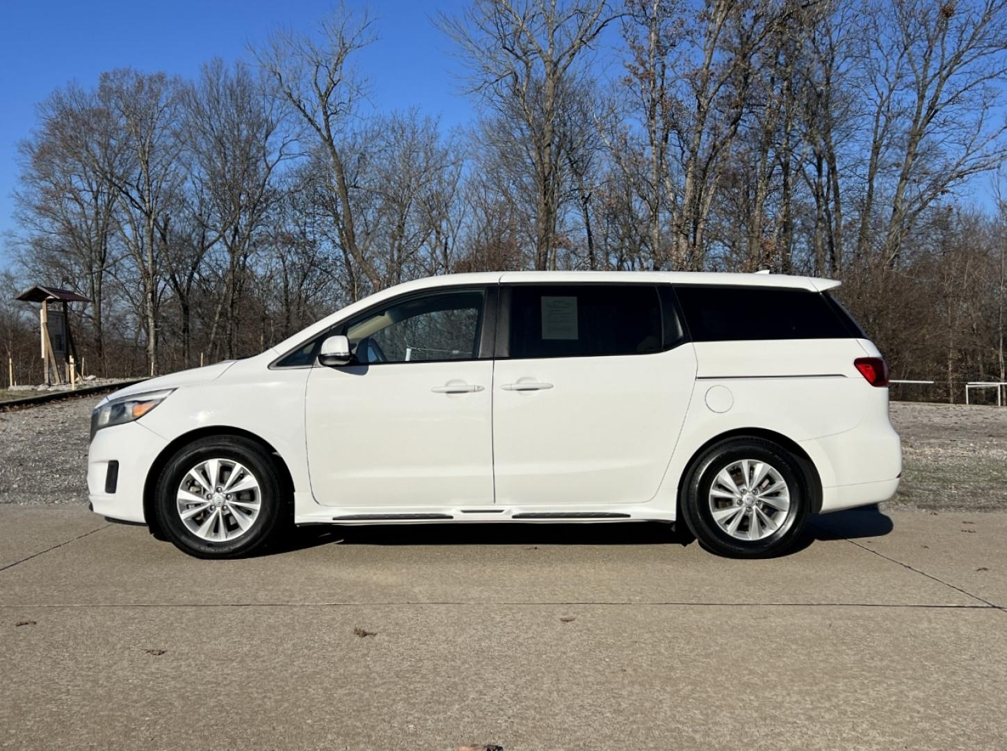 2017 WHITE /Tan Cloth Kia Sedona LX (KNDMB5C19H6) with an 3.3L V6 engine, Automatic transmission, located at 2990 Old Orchard Rd., Jackson, MO, 63755, 37.354214, -89.612106 - 2017 Kia Sedona LX Only 66xxx miles Front Wheel Drive 3.3L V6 Automatic 3rd Row Backup Camera Power Driver Seat Power Sliding Doors Bluetooth Cruise Power Windows/Locks/Mirrors We have financing available and we accept trades! Fill out a credit application on our website or come by today - Photo#5