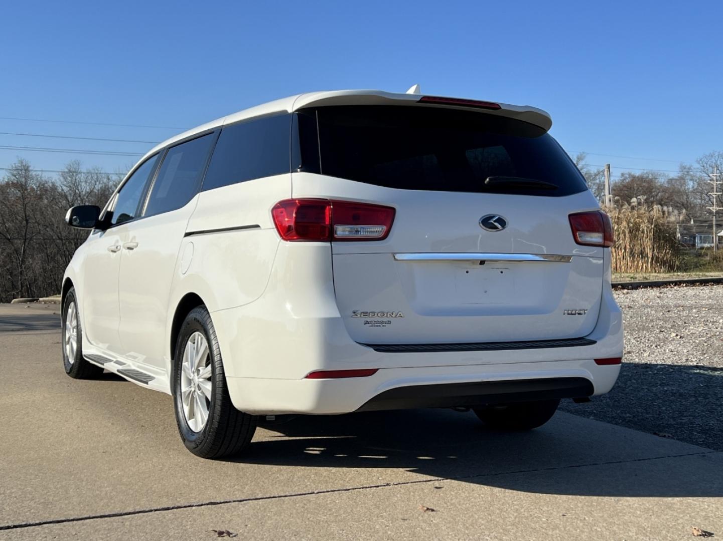 2017 WHITE /Tan Cloth Kia Sedona LX (KNDMB5C19H6) with an 3.3L V6 engine, Automatic transmission, located at 2990 Old Orchard Rd., Jackson, MO, 63755, 37.354214, -89.612106 - 2017 Kia Sedona LX Only 66xxx miles Front Wheel Drive 3.3L V6 Automatic 3rd Row Backup Camera Power Driver Seat Power Sliding Doors Bluetooth Cruise Power Windows/Locks/Mirrors We have financing available and we accept trades! Fill out a credit application on our website or come by today - Photo#8