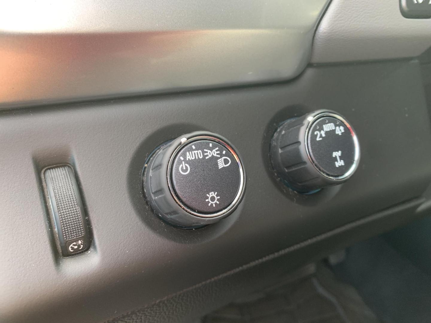 2020 MAROON /GRAY Chevrolet Tahoe LT 4WD (1GNSKBKC6LR) with an 5.3L V8 OHV 16V engine, 6A transmission, located at 506 S. Kingshighway, Cape Girardeau, MO, 63703, (573) 235-5000, 37.294991, -89.553635 - 2020 Chevrolet Tahoe LT 93,xxx miles 4WD Heated Seats Air Conditioning Power Windows Power Locks Power Steering Tilt Wheel AM/FM CD/MP3 Satellite Keyless Entry Daytime Running Lights Dual Airbags Front Head and Side Passenger Airbag Sensor All Wheel ABS We have financing available an - Photo#23