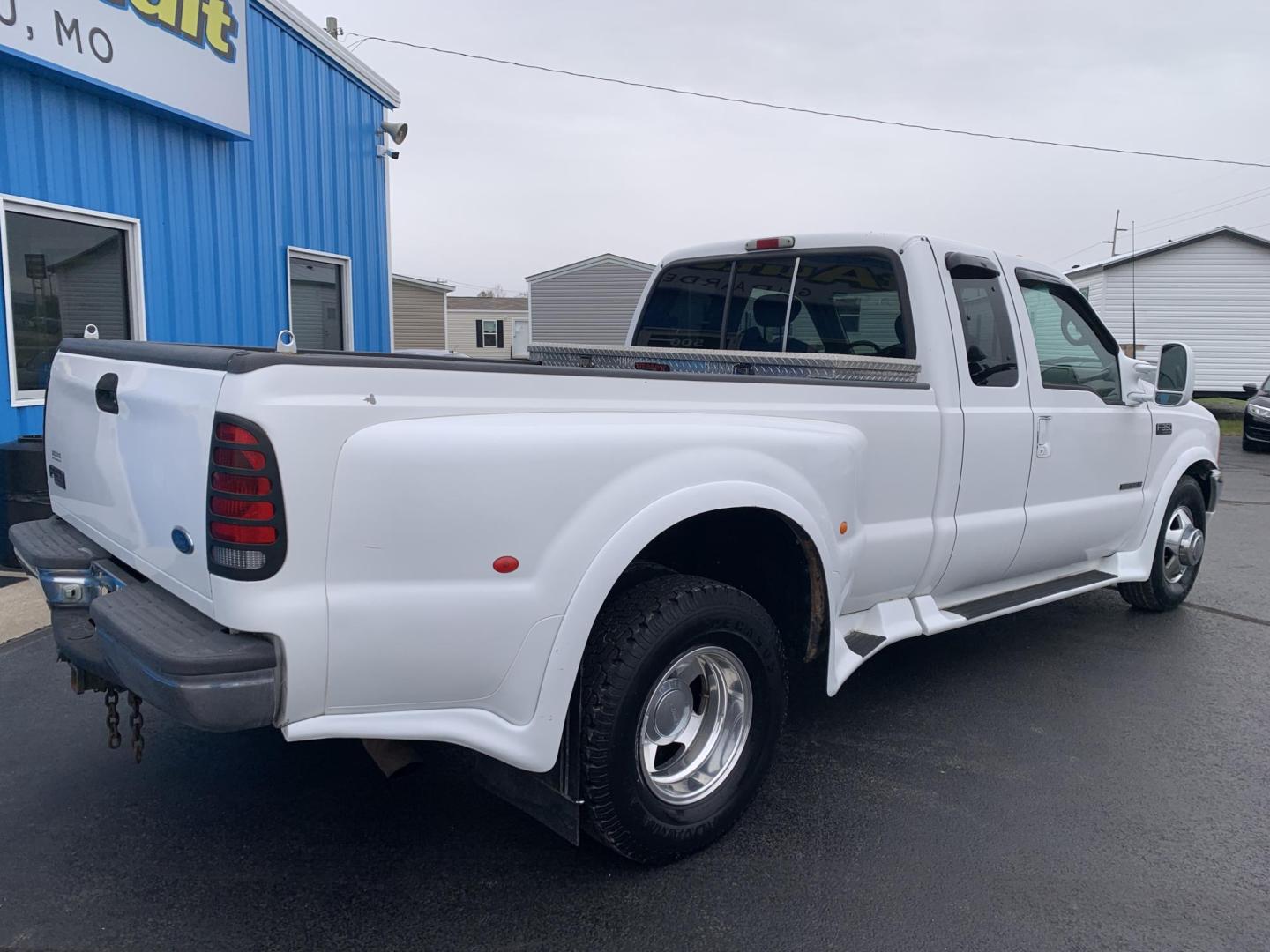 2001 WHITE /TAN Ford F-350 SD Lariat SuperCab 2WD DRW (1FTWX32F41E) with an 7.3L V8 OHV 16V TURBO DIESEL engine, Automatic transmission, located at 506 S. Kingshighway, Cape Girardeau, MO, 63703, (573) 235-5000, 37.294991, -89.553635 - 2001 Ford F350 Dually 7.3L Diesel Power Steering Tilt Wheel AM/FM Cassette & CD Dual Front Airbags Passenger Airbag Sensor Extended Cab Regular Bed All Wheel ABS 1 Ton Dually We have financing available and we accept trades! Fill out a credit application on our website or come by today! I - Photo#8