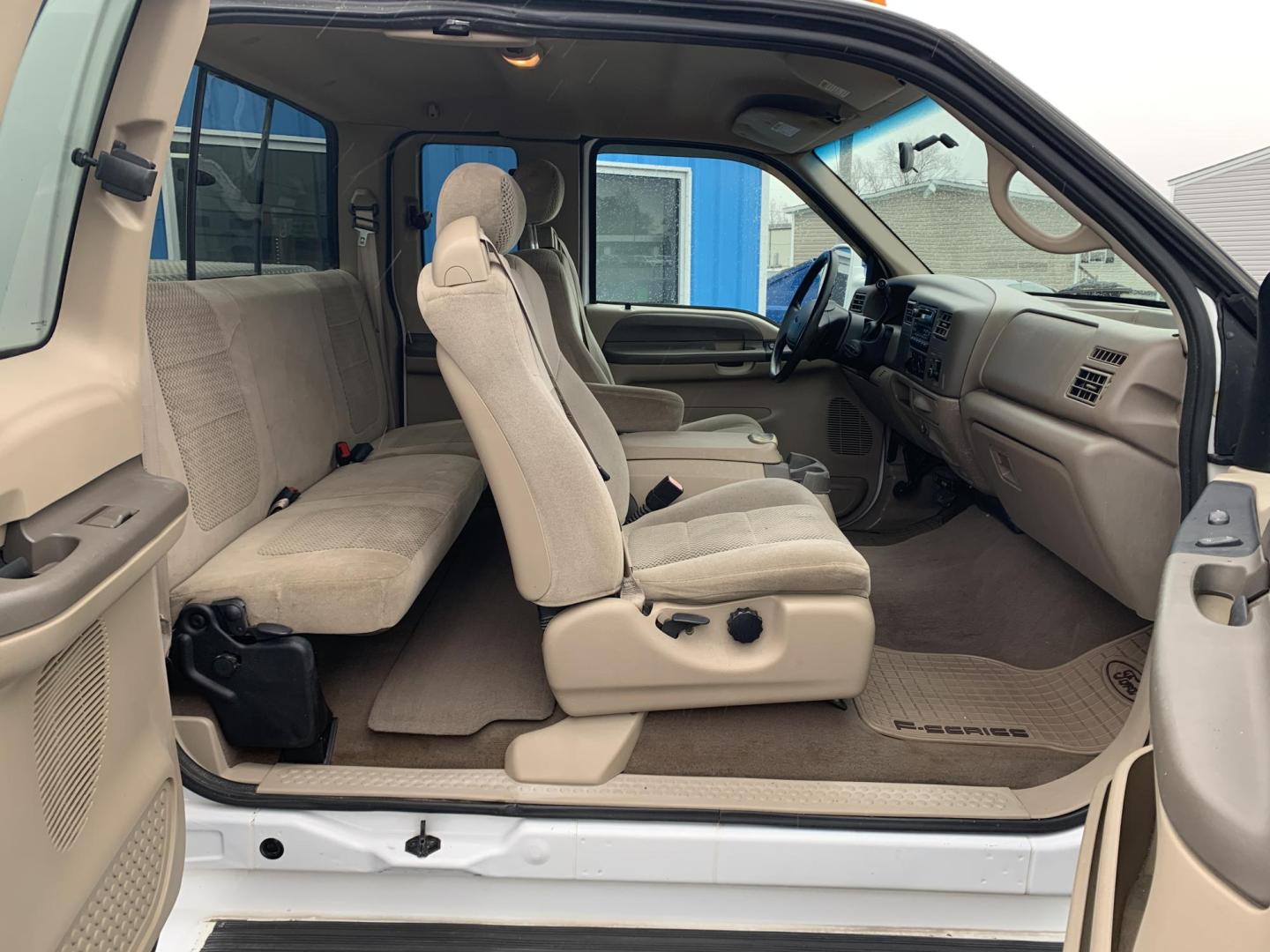 2001 WHITE /TAN Ford F-350 SD Lariat SuperCab 2WD DRW (1FTWX32F41E) with an 7.3L V8 OHV 16V TURBO DIESEL engine, Automatic transmission, located at 506 S. Kingshighway, Cape Girardeau, MO, 63703, (573) 235-5000, 37.294991, -89.553635 - 2001 Ford F350 Dually 7.3L Diesel Power Steering Tilt Wheel AM/FM Cassette & CD Dual Front Airbags Passenger Airbag Sensor Extended Cab Regular Bed All Wheel ABS 1 Ton Dually We have financing available and we accept trades! Fill out a credit application on our website or come by today! I - Photo#13