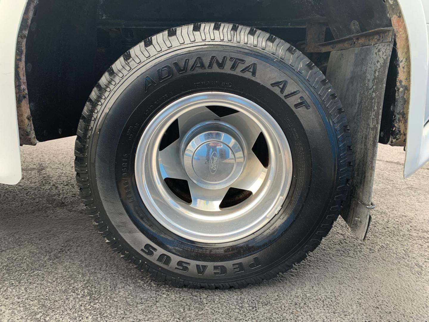 2001 WHITE /TAN Ford F-350 SD Lariat SuperCab 2WD DRW (1FTWX32F41E) with an 7.3L V8 OHV 16V TURBO DIESEL engine, Automatic transmission, located at 506 S. Kingshighway, Cape Girardeau, MO, 63703, (573) 235-5000, 37.294991, -89.553635 - 2001 Ford F350 Dually 7.3L Diesel Power Steering Tilt Wheel AM/FM Cassette & CD Dual Front Airbags Passenger Airbag Sensor Extended Cab Regular Bed All Wheel ABS 1 Ton Dually We have financing available and we accept trades! Fill out a credit application on our website or come by today! I - Photo#19