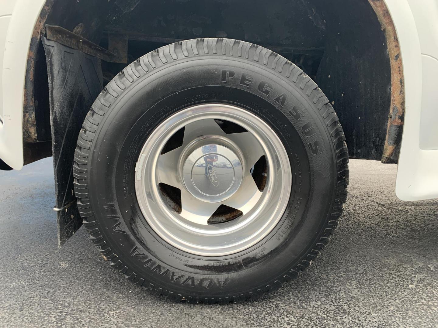 2001 WHITE /TAN Ford F-350 SD Lariat SuperCab 2WD DRW (1FTWX32F41E) with an 7.3L V8 OHV 16V TURBO DIESEL engine, Automatic transmission, located at 506 S. Kingshighway, Cape Girardeau, MO, 63703, (573) 235-5000, 37.294991, -89.553635 - 2001 Ford F350 Dually 7.3L Diesel Power Steering Tilt Wheel AM/FM Cassette & CD Dual Front Airbags Passenger Airbag Sensor Extended Cab Regular Bed All Wheel ABS 1 Ton Dually We have financing available and we accept trades! Fill out a credit application on our website or come by today! I - Photo#20