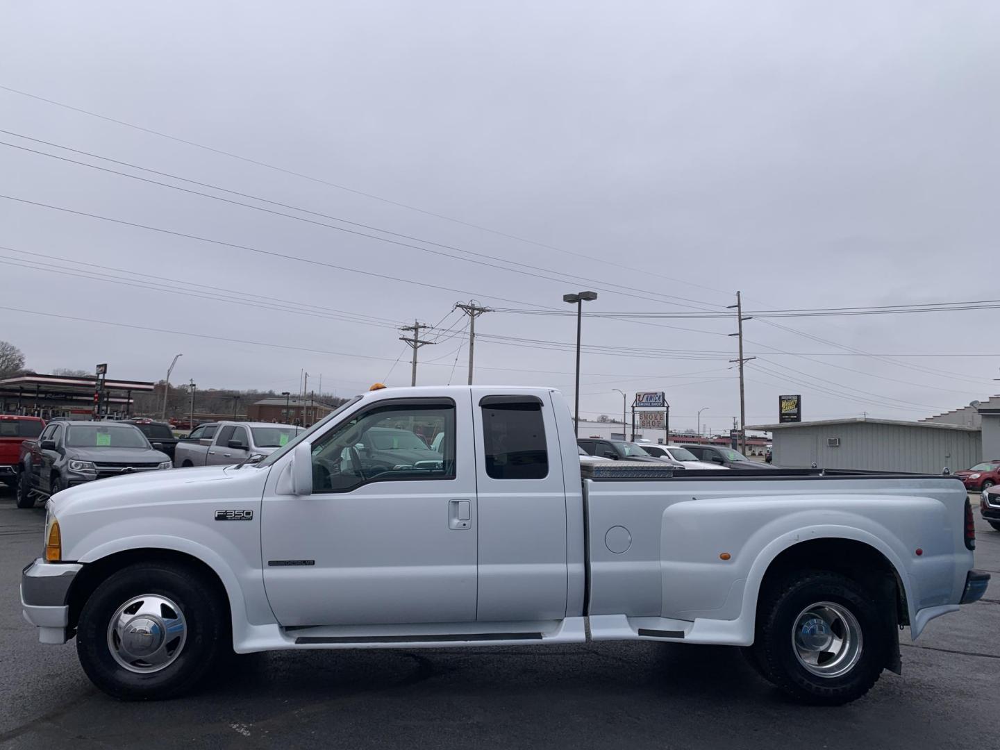 2001 WHITE /TAN Ford F-350 SD Lariat SuperCab 2WD DRW (1FTWX32F41E) with an 7.3L V8 OHV 16V TURBO DIESEL engine, Automatic transmission, located at 506 S. Kingshighway, Cape Girardeau, MO, 63703, (573) 235-5000, 37.294991, -89.553635 - 2001 Ford F350 Dually 7.3L Diesel Power Steering Tilt Wheel AM/FM Cassette & CD Dual Front Airbags Passenger Airbag Sensor Extended Cab Regular Bed All Wheel ABS 1 Ton Dually We have financing available and we accept trades! Fill out a credit application on our website or come by today! I - Photo#3