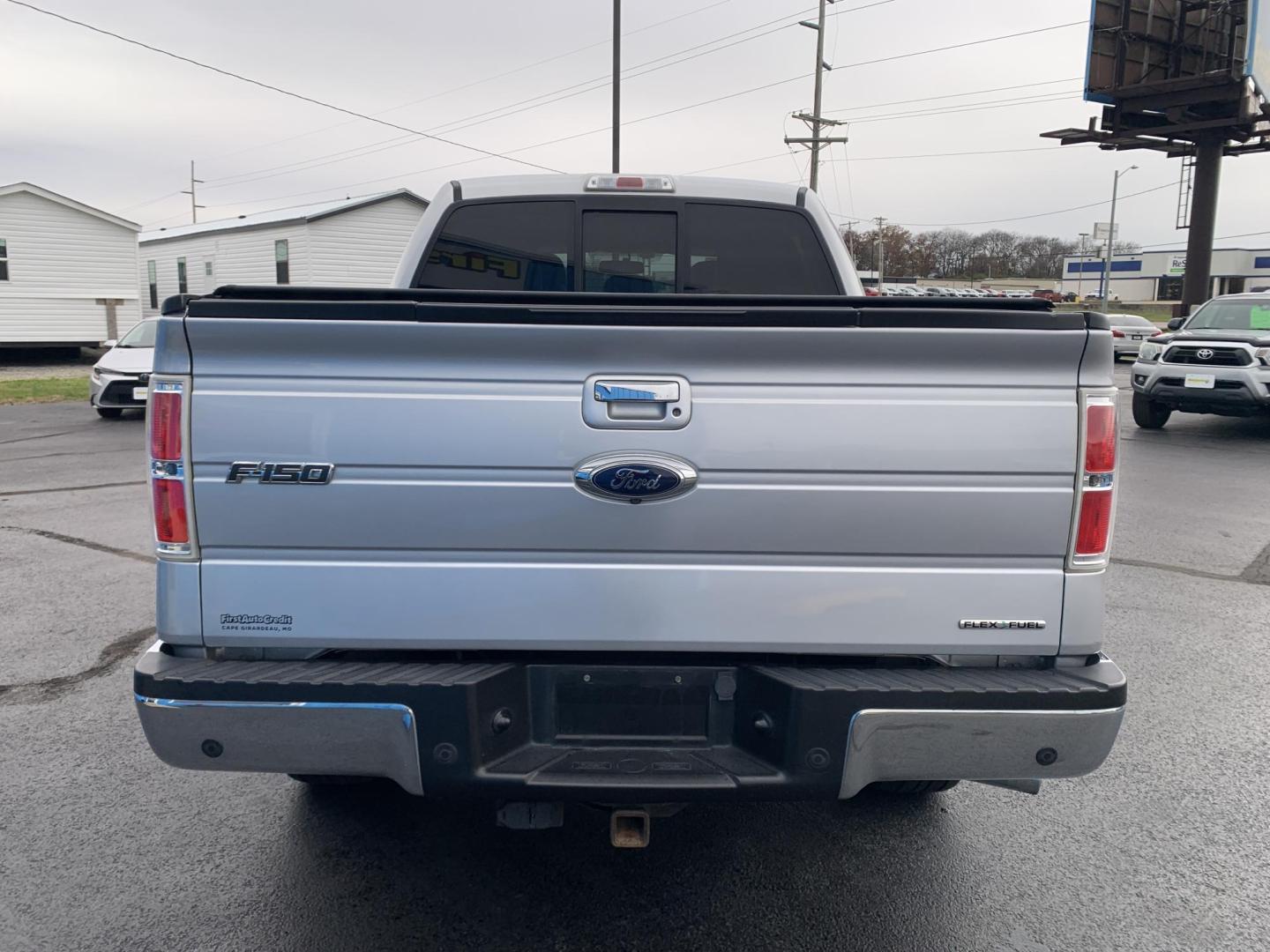 2014 SILVER /GRAY Ford F-150 XL SuperCrew 5.5-ft. Bed 4WD (1FTFW1EF3EK) with an 5.0L V8 engine, 6-Speed Automatic transmission, located at 506 S. Kingshighway, Cape Girardeau, MO, 63703, (573) 235-5000, 37.294991, -89.553635 - 2014 Ford F150 Lariat SuperCrew 4x4 5.0L V8 Air Conditioning Power Windows Power Locks Power Steering Tilt Wheel Satellite Keyless Entry Alarm Dual Front Airbags Side Airbags Head Airbags Rear Head Airbags Crew Cab Regular Bed All Wheel ABS 1/2 Ton We have financing available and - Photo#5