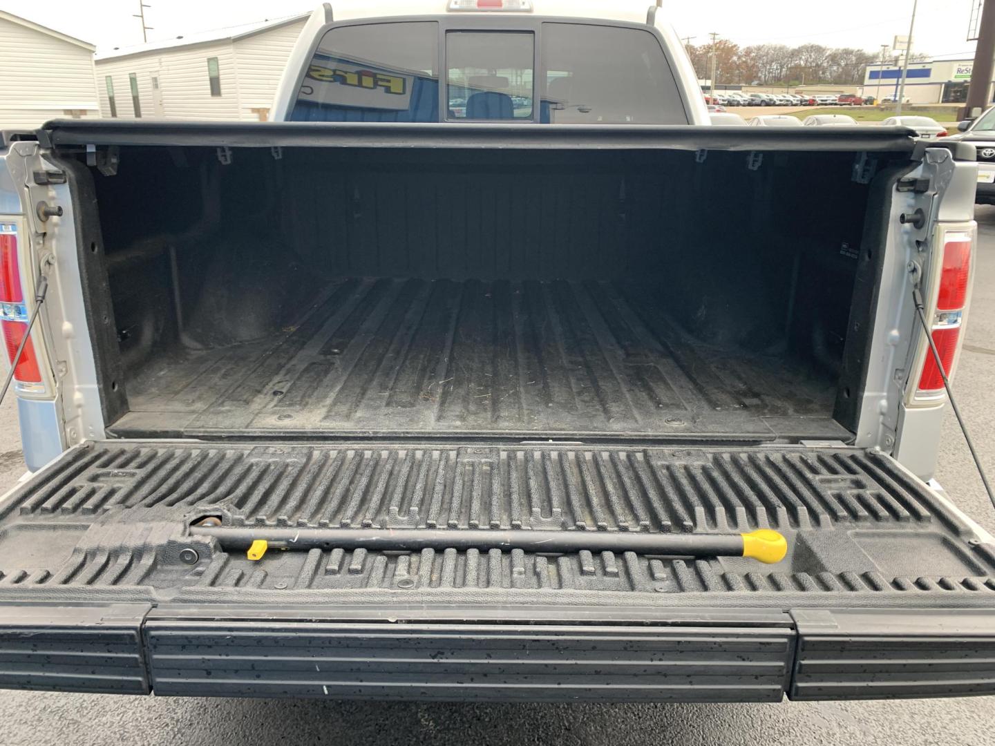2014 SILVER /GRAY Ford F-150 XL SuperCrew 5.5-ft. Bed 4WD (1FTFW1EF3EK) with an 5.0L V8 engine, 6-Speed Automatic transmission, located at 506 S. Kingshighway, Cape Girardeau, MO, 63703, (573) 235-5000, 37.294991, -89.553635 - 2014 Ford F150 Lariat SuperCrew 4x4 5.0L V8 Air Conditioning Power Windows Power Locks Power Steering Tilt Wheel Satellite Keyless Entry Alarm Dual Front Airbags Side Airbags Head Airbags Rear Head Airbags Crew Cab Regular Bed All Wheel ABS 1/2 Ton We have financing available and - Photo#6