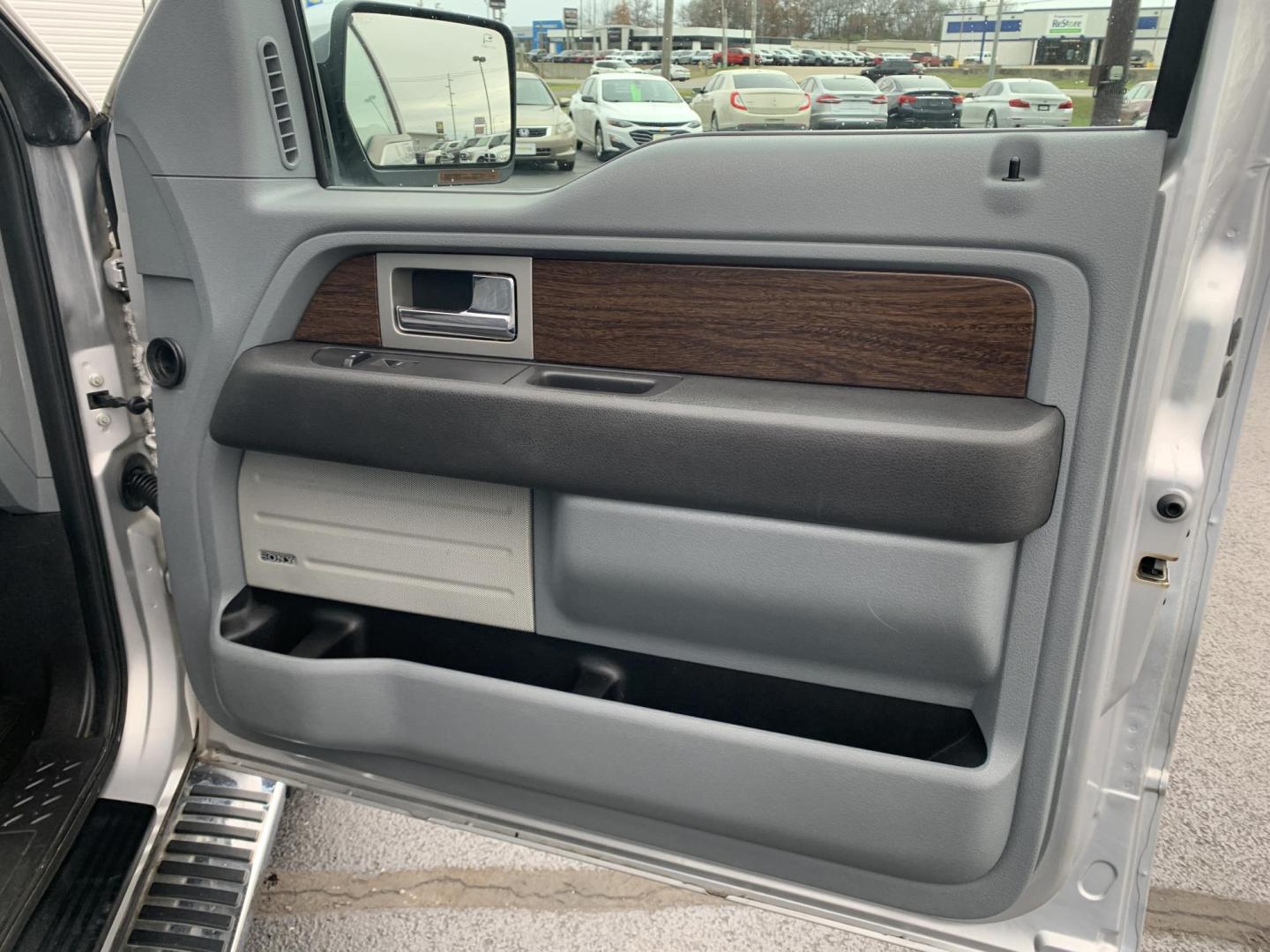 2014 SILVER /GRAY Ford F-150 XL SuperCrew 5.5-ft. Bed 4WD (1FTFW1EF3EK) with an 5.0L V8 engine, 6-Speed Automatic transmission, located at 506 S. Kingshighway, Cape Girardeau, MO, 63703, (573) 235-5000, 37.294991, -89.553635 - 2014 Ford F150 Lariat SuperCrew 4x4 5.0L V8 Air Conditioning Power Windows Power Locks Power Steering Tilt Wheel Satellite Keyless Entry Alarm Dual Front Airbags Side Airbags Head Airbags Rear Head Airbags Crew Cab Regular Bed All Wheel ABS 1/2 Ton We have financing available and - Photo#9