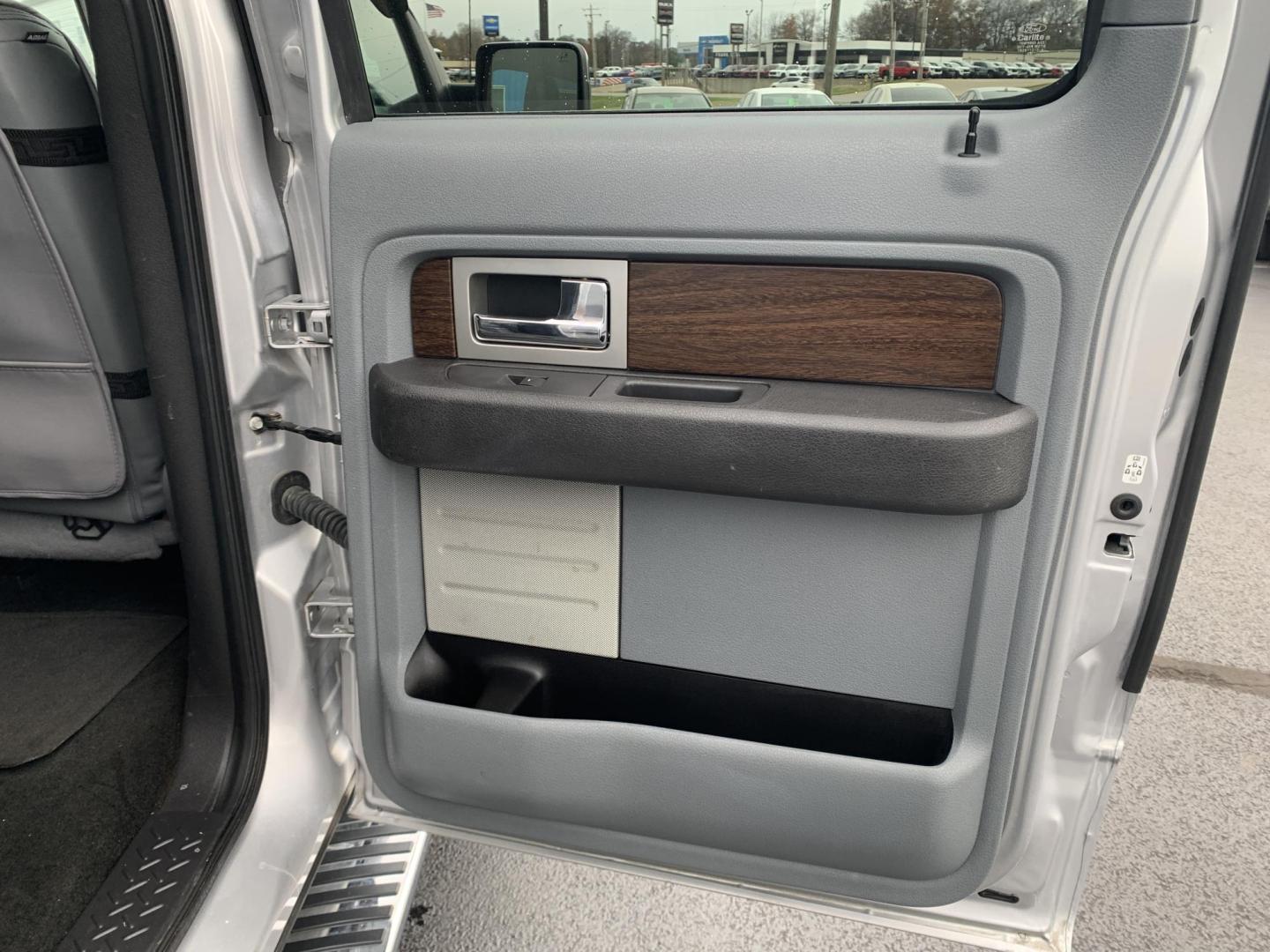2014 SILVER /GRAY Ford F-150 XL SuperCrew 5.5-ft. Bed 4WD (1FTFW1EF3EK) with an 5.0L V8 engine, 6-Speed Automatic transmission, located at 506 S. Kingshighway, Cape Girardeau, MO, 63703, (573) 235-5000, 37.294991, -89.553635 - 2014 Ford F150 Lariat SuperCrew 4x4 5.0L V8 Air Conditioning Power Windows Power Locks Power Steering Tilt Wheel Satellite Keyless Entry Alarm Dual Front Airbags Side Airbags Head Airbags Rear Head Airbags Crew Cab Regular Bed All Wheel ABS 1/2 Ton We have financing available and - Photo#11