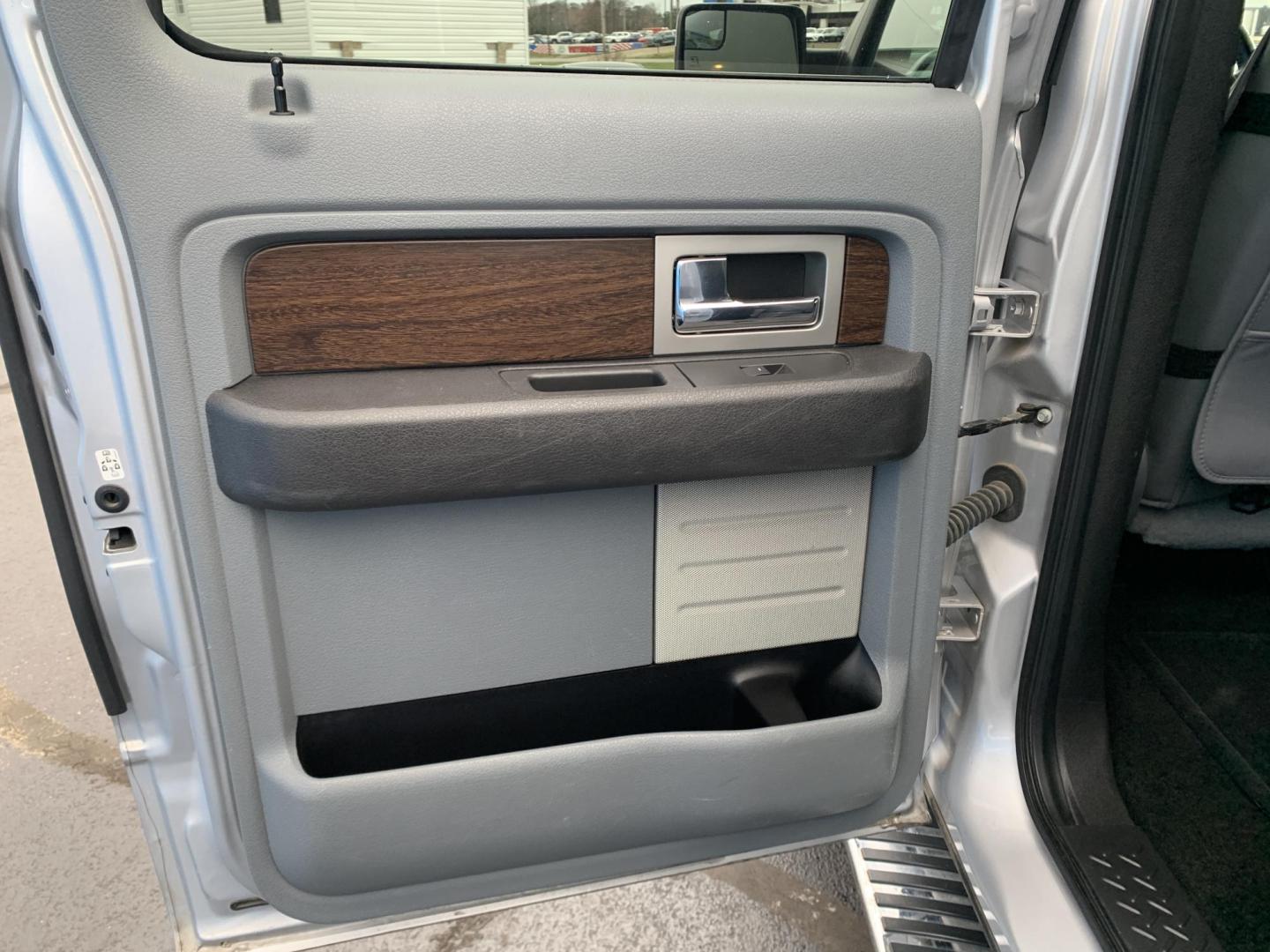 2014 SILVER /GRAY Ford F-150 XL SuperCrew 5.5-ft. Bed 4WD (1FTFW1EF3EK) with an 5.0L V8 engine, 6-Speed Automatic transmission, located at 506 S. Kingshighway, Cape Girardeau, MO, 63703, (573) 235-5000, 37.294991, -89.553635 - 2014 Ford F150 Lariat SuperCrew 4x4 5.0L V8 Air Conditioning Power Windows Power Locks Power Steering Tilt Wheel Satellite Keyless Entry Alarm Dual Front Airbags Side Airbags Head Airbags Rear Head Airbags Crew Cab Regular Bed All Wheel ABS 1/2 Ton We have financing available and - Photo#13