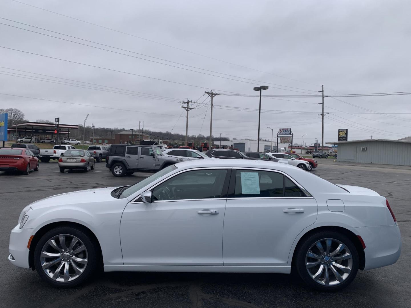 2020 WHITE /Black Cloth Chrysler 300 Touring (2C3CCAAG1LH) with an 3.6L V6 engine, Automatic transmission, located at 506 S. Kingshighway, Cape Girardeau, MO, 63703, (573) 235-5000, 37.294991, -89.553635 - 2020 Chrysler 300 Touring Only 30xxx miles Rear Wheel Drive 3.6L V6 Automatic Backup Camera Power Driver Seat Bluetooth Cruise Power Windows/Locks/Mirrors We have financing available and we accept trades! Fill out a credit application on our website or come by today! If you have any que - Photo#4