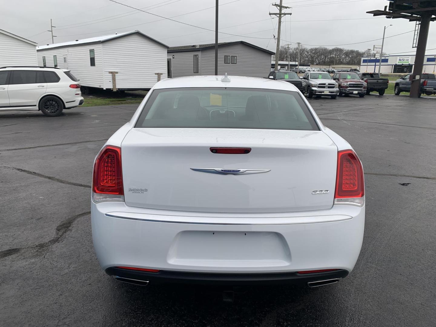 2020 WHITE /Black Cloth Chrysler 300 Touring (2C3CCAAG1LH) with an 3.6L V6 engine, Automatic transmission, located at 506 S. Kingshighway, Cape Girardeau, MO, 63703, (573) 235-5000, 37.294991, -89.553635 - 2020 Chrysler 300 Touring Only 30xxx miles Rear Wheel Drive 3.6L V6 Automatic Backup Camera Power Driver Seat Bluetooth Cruise Power Windows/Locks/Mirrors We have financing available and we accept trades! Fill out a credit application on our website or come by today! If you have any que - Photo#6