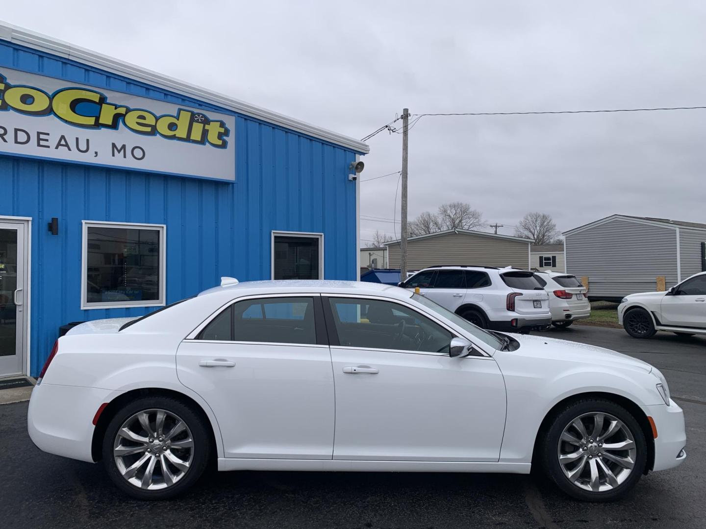 2020 WHITE /Black Cloth Chrysler 300 Touring (2C3CCAAG1LH) with an 3.6L V6 engine, Automatic transmission, located at 506 S. Kingshighway, Cape Girardeau, MO, 63703, (573) 235-5000, 37.294991, -89.553635 - 2020 Chrysler 300 Touring Only 30xxx miles Rear Wheel Drive 3.6L V6 Automatic Backup Camera Power Driver Seat Bluetooth Cruise Power Windows/Locks/Mirrors We have financing available and we accept trades! Fill out a credit application on our website or come by today! If you have any que - Photo#9