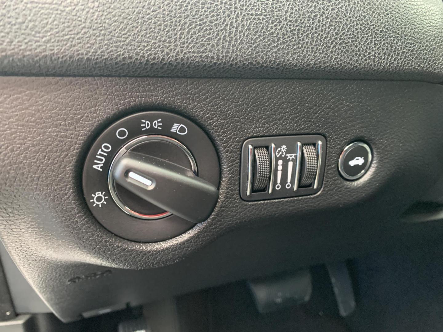 2020 WHITE /Black Cloth Chrysler 300 Touring (2C3CCAAG1LH) with an 3.6L V6 engine, Automatic transmission, located at 506 S. Kingshighway, Cape Girardeau, MO, 63703, (573) 235-5000, 37.294991, -89.553635 - 2020 Chrysler 300 Touring Only 30xxx miles Rear Wheel Drive 3.6L V6 Automatic Backup Camera Power Driver Seat Bluetooth Cruise Power Windows/Locks/Mirrors We have financing available and we accept trades! Fill out a credit application on our website or come by today! If you have any que - Photo#21