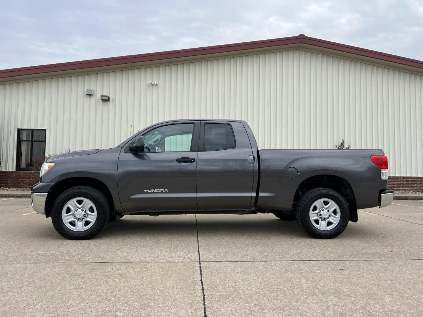 2012 GRAY /Gray Toyota Tundra Tundra-Grade Double Cab 4.6L 4WD (5TFUM5F10CX) with an 4.6L V8 engine, Automatic transmission, located at 2990 Old Orchard Rd., Jackson, MO, 63755, 37.354214, -89.612106 - 2012 Toyota Tundra SR5 Local 1-Owner 117xxx miles 4x4 4.6L V8 Automatic Cruise Power Windows/Locks/Mirrors We have financing available and we accept trades! Fill out a credit application on our website or come by today! If you have any questions, give us a call at (573) 204-7777 or visit ou - Photo#4
