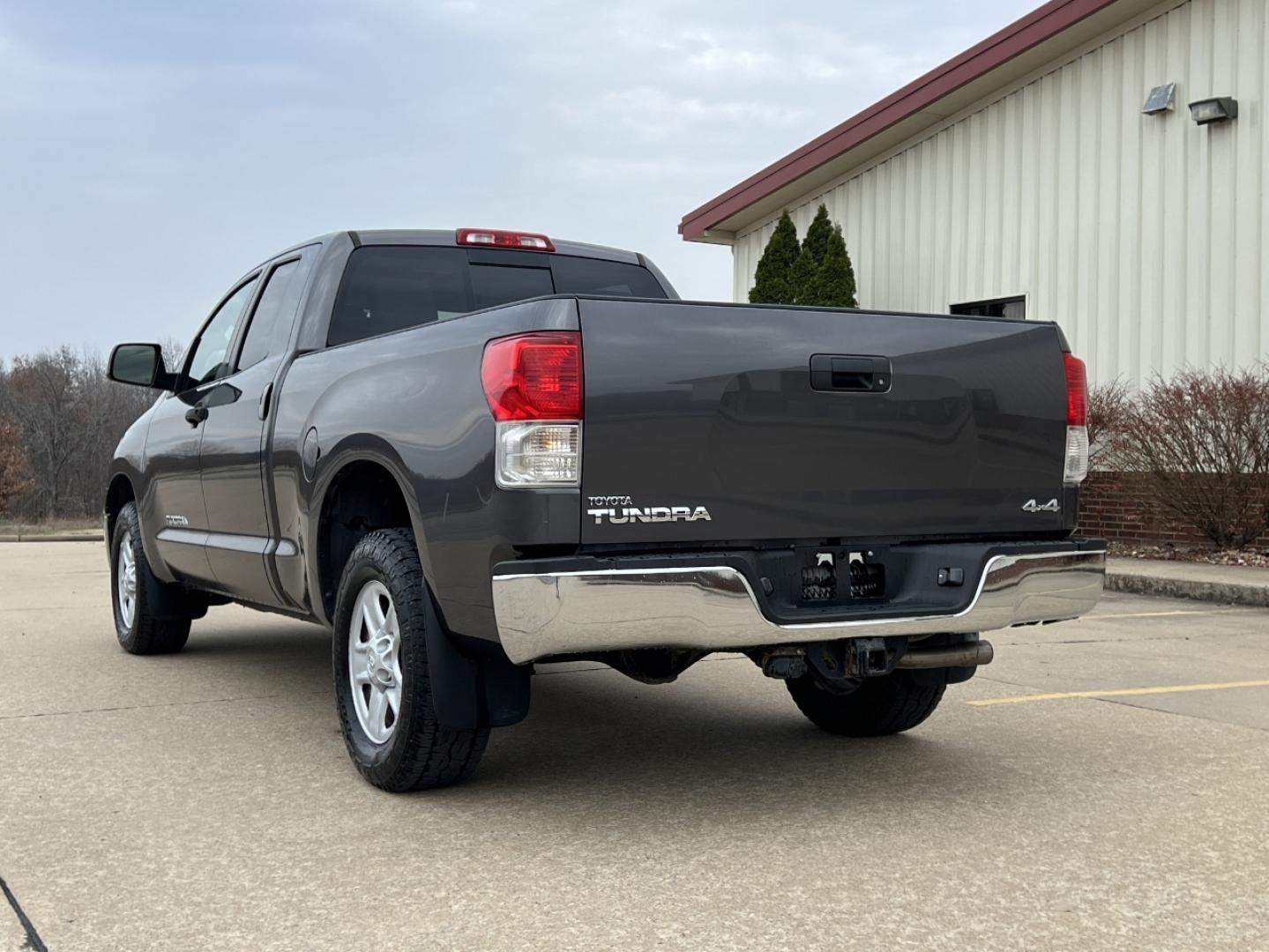 2012 GRAY /Gray Toyota Tundra Tundra-Grade Double Cab 4.6L 4WD (5TFUM5F10CX) with an 4.6L V8 engine, Automatic transmission, located at 2990 Old Orchard Rd., Jackson, MO, 63755, 37.354214, -89.612106 - 2012 Toyota Tundra SR5 Local 1-Owner 117xxx miles 4x4 4.6L V8 Automatic Cruise Power Windows/Locks/Mirrors We have financing available and we accept trades! Fill out a credit application on our website or come by today! If you have any questions, give us a call at (573) 204-7777 or visit ou - Photo#7