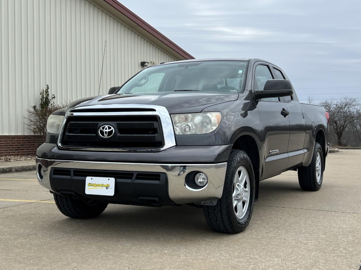 2012 GRAY /Gray Toyota Tundra Tundra-Grade Double Cab 4.6L 4WD (5TFUM5F10CX) with an 4.6L V8 engine, Automatic transmission, located at 2990 Old Orchard Rd., Jackson, MO, 63755, 37.354214, -89.612106 - 2012 Toyota Tundra SR5 Local 1-Owner 117xxx miles 4x4 4.6L V8 Automatic Cruise Power Windows/Locks/Mirrors We have financing available and we accept trades! Fill out a credit application on our website or come by today! If you have any questions, give us a call at (573) 204-7777 or visit ou - Photo#3