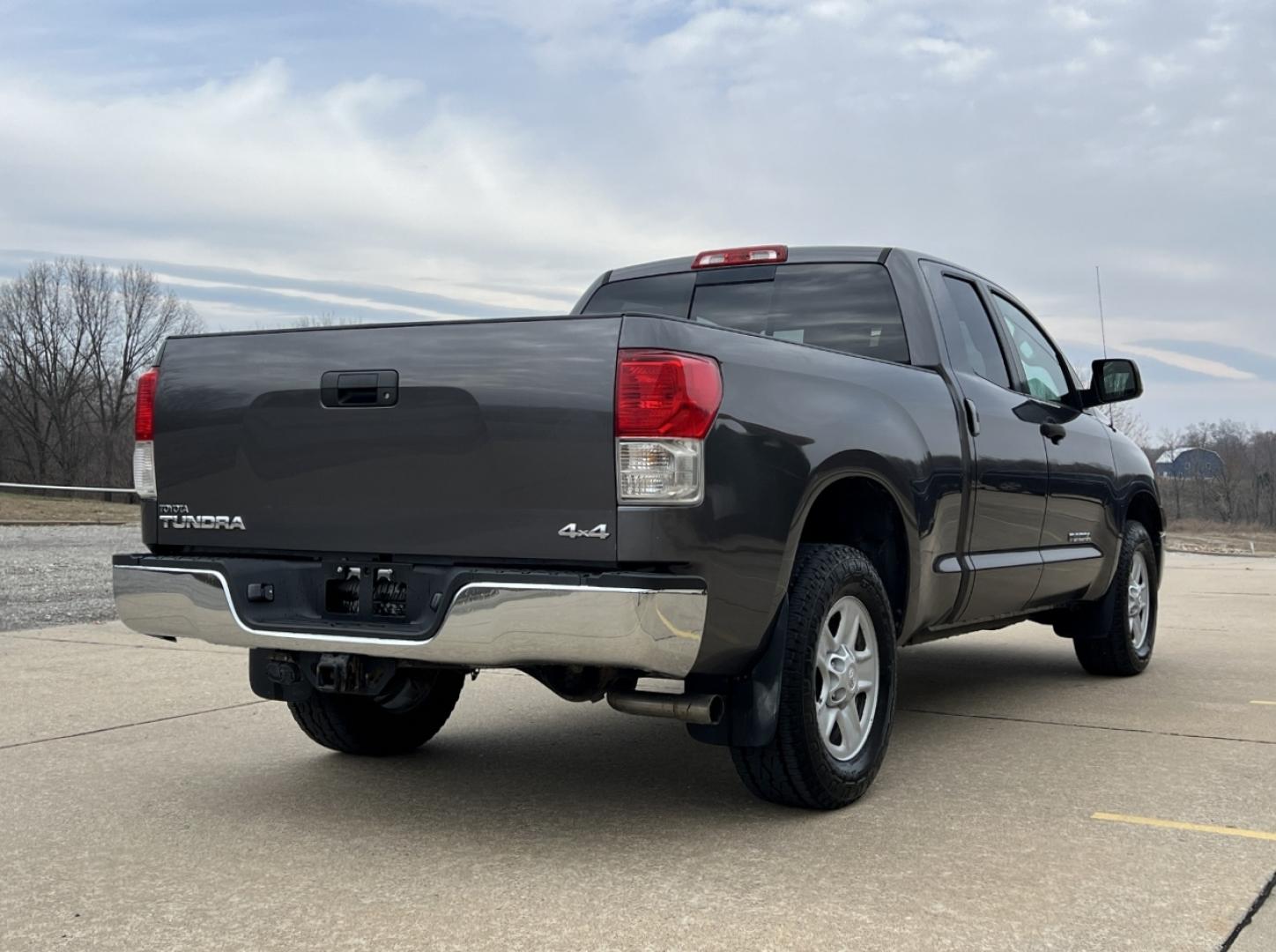 2012 GRAY /Gray Toyota Tundra Tundra-Grade Double Cab 4.6L 4WD (5TFUM5F10CX) with an 4.6L V8 engine, Automatic transmission, located at 2990 Old Orchard Rd., Jackson, MO, 63755, 37.354214, -89.612106 - 2012 Toyota Tundra SR5 Local 1-Owner 117xxx miles 4x4 4.6L V8 Automatic Cruise Power Windows/Locks/Mirrors We have financing available and we accept trades! Fill out a credit application on our website or come by today! If you have any questions, give us a call at (573) 204-7777 or visit ou - Photo#6