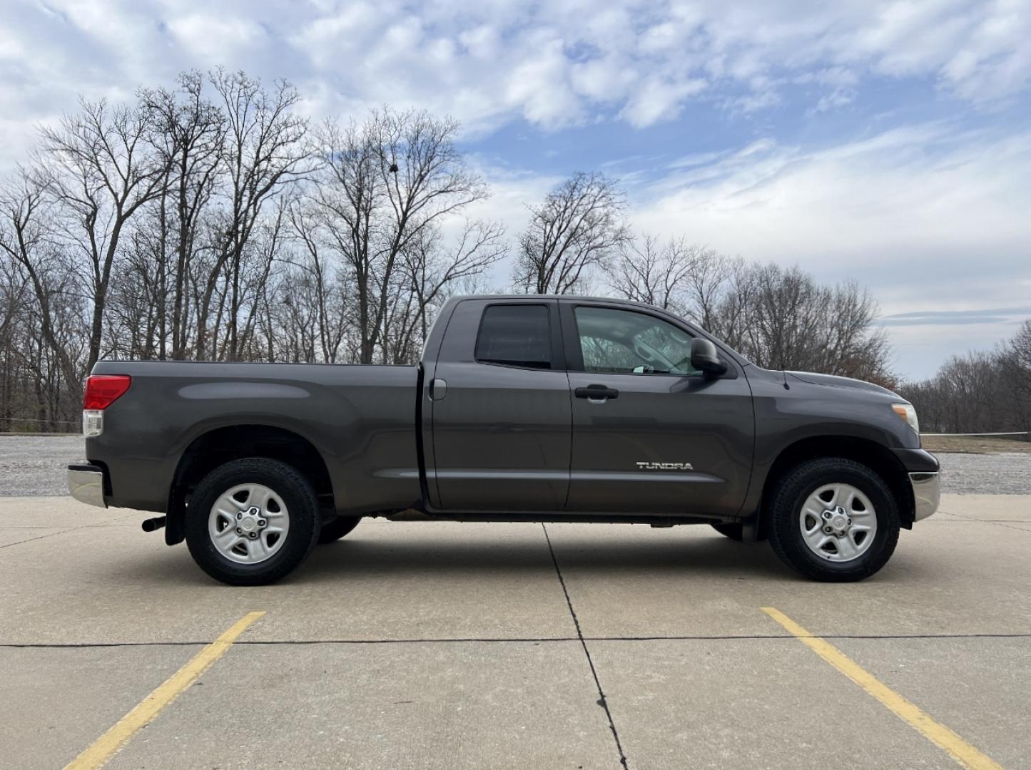 2012 GRAY /Gray Toyota Tundra Tundra-Grade Double Cab 4.6L 4WD (5TFUM5F10CX) with an 4.6L V8 engine, Automatic transmission, located at 2990 Old Orchard Rd., Jackson, MO, 63755, 37.354214, -89.612106 - 2012 Toyota Tundra SR5 Local 1-Owner 117xxx miles 4x4 4.6L V8 Automatic Cruise Power Windows/Locks/Mirrors We have financing available and we accept trades! Fill out a credit application on our website or come by today! If you have any questions, give us a call at (573) 204-7777 or visit ou - Photo#5