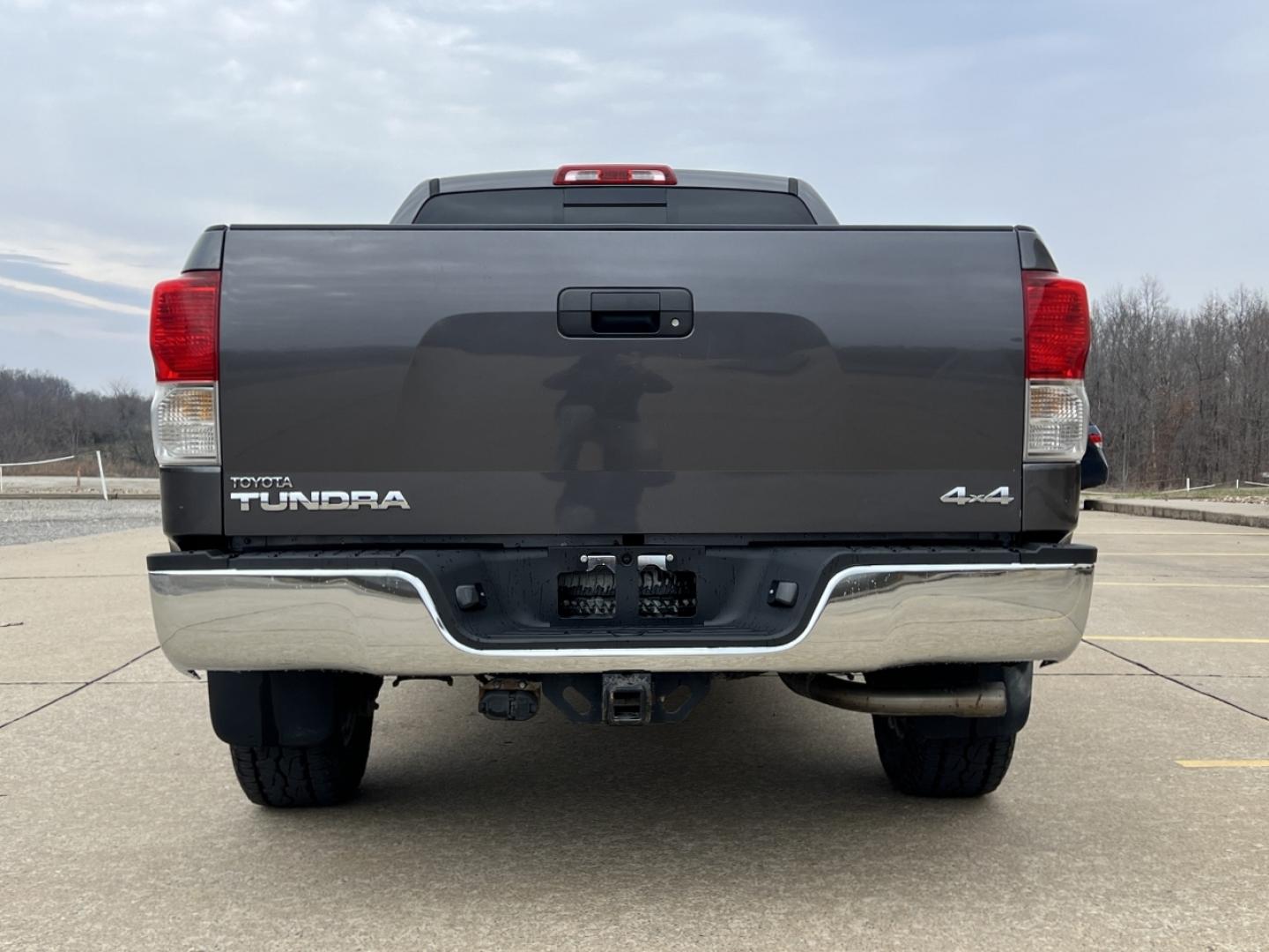 2012 GRAY /Gray Toyota Tundra Tundra-Grade Double Cab 4.6L 4WD (5TFUM5F10CX) with an 4.6L V8 engine, Automatic transmission, located at 2990 Old Orchard Rd., Jackson, MO, 63755, 37.354214, -89.612106 - 2012 Toyota Tundra SR5 Local 1-Owner 117xxx miles 4x4 4.6L V8 Automatic Cruise Power Windows/Locks/Mirrors We have financing available and we accept trades! Fill out a credit application on our website or come by today! If you have any questions, give us a call at (573) 204-7777 or visit ou - Photo#8