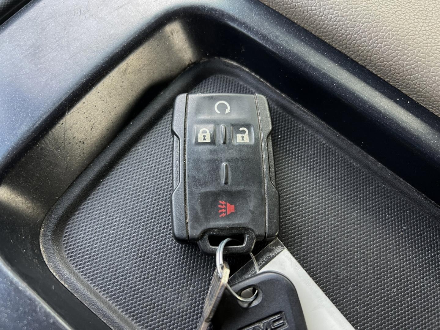 2016 SILVER /Tan GMC Sierra 2500HD SLE Crew Cab 4WD (1GT12SE85GF) with an 6.6L V8 DIESEL engine, Automatic transmission, located at 2990 Old Orchard Rd., Jackson, MO, 63755, 37.354214, -89.612106 - 2016 GMC Sierra 2500HD SLE 129xxx miles 4x4 6.6L V8 Turbo Diesel Automatic Backup Camera Power Driver Seat Bluetooth Remote Start Cruise Power Windows/Locks/Mirrors We have financing available and we accept trades! Fill out a credit application on our website or come by today! If you hav - Photo#4