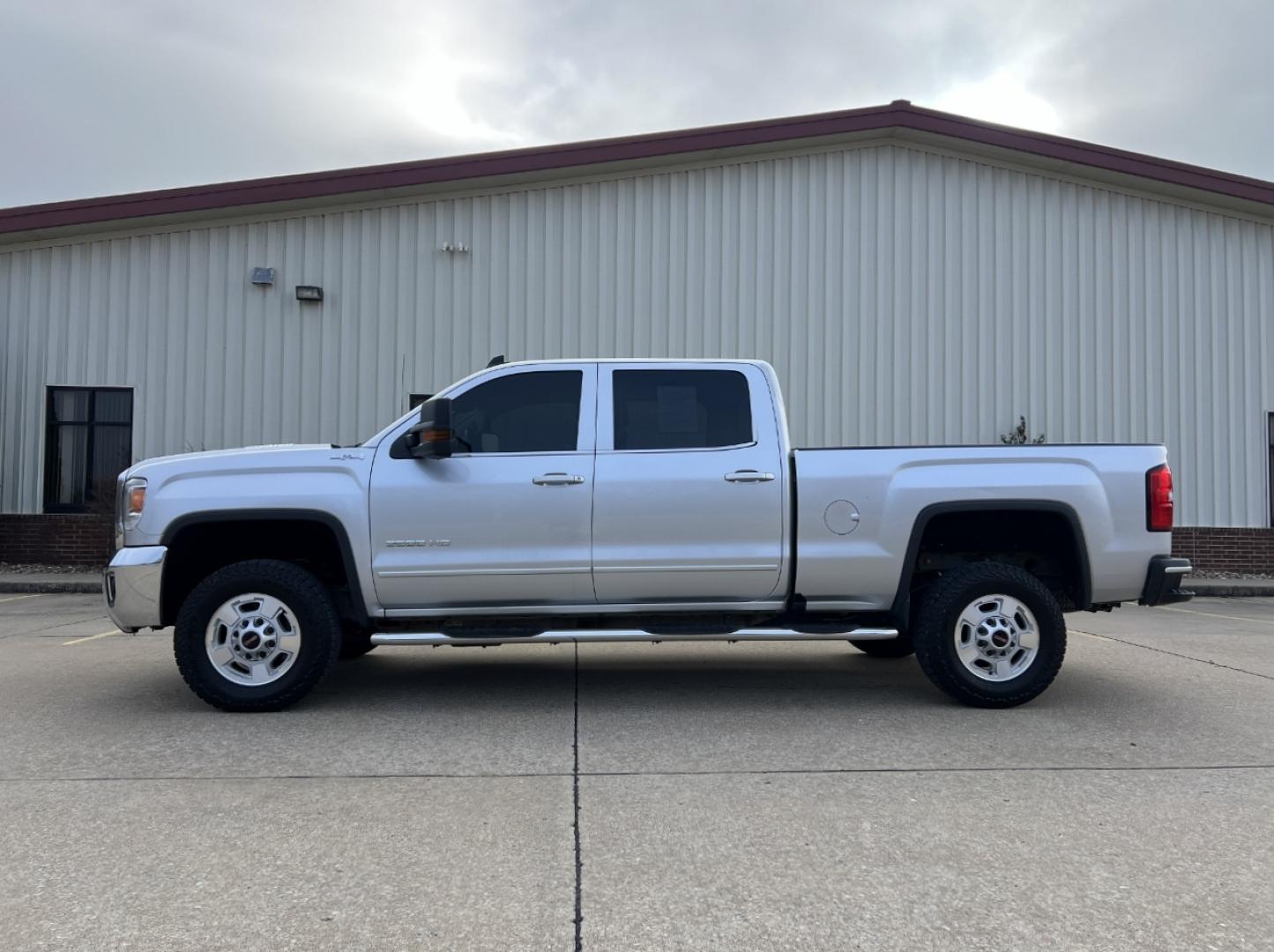 2016 SILVER /Tan GMC Sierra 2500HD SLE Crew Cab 4WD (1GT12SE85GF) with an 6.6L V8 DIESEL engine, Automatic transmission, located at 2990 Old Orchard Rd., Jackson, MO, 63755, 37.354214, -89.612106 - 2016 GMC Sierra 2500HD SLE 129xxx miles 4x4 6.6L V8 Turbo Diesel Automatic Backup Camera Power Driver Seat Bluetooth Remote Start Cruise Power Windows/Locks/Mirrors We have financing available and we accept trades! Fill out a credit application on our website or come by today! If you hav - Photo#6