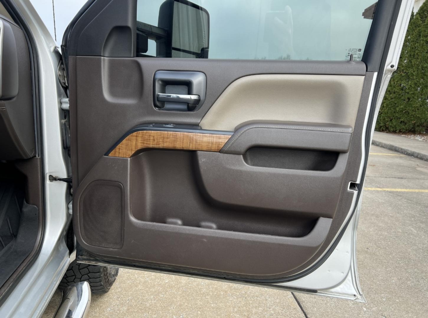 2016 SILVER /Tan GMC Sierra 2500HD SLE Crew Cab 4WD (1GT12SE85GF) with an 6.6L V8 DIESEL engine, Automatic transmission, located at 2990 Old Orchard Rd., Jackson, MO, 63755, 37.354214, -89.612106 - 2016 GMC Sierra 2500HD SLE 129xxx miles 4x4 6.6L V8 Turbo Diesel Automatic Backup Camera Power Driver Seat Bluetooth Remote Start Cruise Power Windows/Locks/Mirrors We have financing available and we accept trades! Fill out a credit application on our website or come by today! If you hav - Photo#16