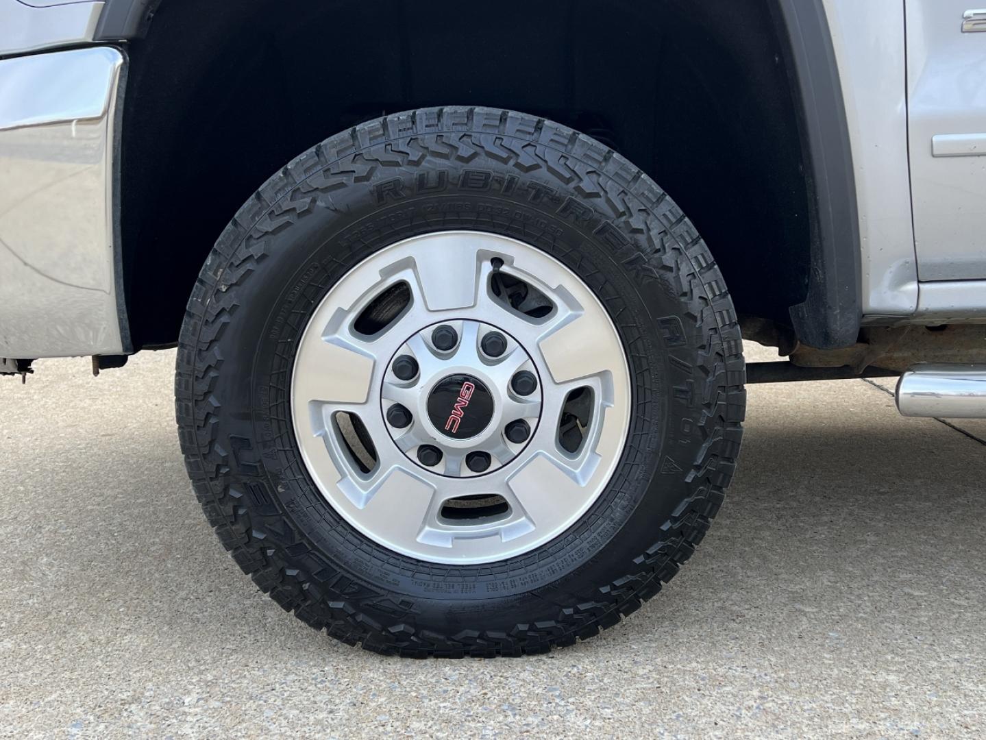 2016 SILVER /Tan GMC Sierra 2500HD SLE Crew Cab 4WD (1GT12SE85GF) with an 6.6L V8 DIESEL engine, Automatic transmission, located at 2990 Old Orchard Rd., Jackson, MO, 63755, 37.354214, -89.612106 - 2016 GMC Sierra 2500HD SLE 129xxx miles 4x4 6.6L V8 Turbo Diesel Automatic Backup Camera Power Driver Seat Bluetooth Remote Start Cruise Power Windows/Locks/Mirrors We have financing available and we accept trades! Fill out a credit application on our website or come by today! If you hav - Photo#32