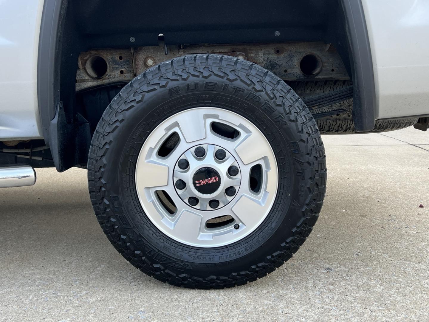 2016 SILVER /Tan GMC Sierra 2500HD SLE Crew Cab 4WD (1GT12SE85GF) with an 6.6L V8 DIESEL engine, Automatic transmission, located at 2990 Old Orchard Rd., Jackson, MO, 63755, 37.354214, -89.612106 - 2016 GMC Sierra 2500HD SLE 129xxx miles 4x4 6.6L V8 Turbo Diesel Automatic Backup Camera Power Driver Seat Bluetooth Remote Start Cruise Power Windows/Locks/Mirrors We have financing available and we accept trades! Fill out a credit application on our website or come by today! If you hav - Photo#33