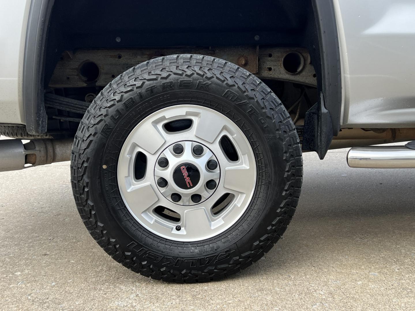 2016 SILVER /Tan GMC Sierra 2500HD SLE Crew Cab 4WD (1GT12SE85GF) with an 6.6L V8 DIESEL engine, Automatic transmission, located at 2990 Old Orchard Rd., Jackson, MO, 63755, 37.354214, -89.612106 - 2016 GMC Sierra 2500HD SLE 129xxx miles 4x4 6.6L V8 Turbo Diesel Automatic Backup Camera Power Driver Seat Bluetooth Remote Start Cruise Power Windows/Locks/Mirrors We have financing available and we accept trades! Fill out a credit application on our website or come by today! If you hav - Photo#34