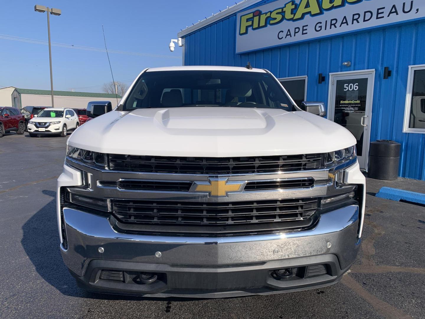 2020 WHITE /GRAY Chevrolet Silverado 1500 LT Crew Cab 4WD (3GCUYDED7LG) with an 5.3L V8 OHV 16V engine, 6A transmission, located at 506 S. Kingshighway, Cape Girardeau, MO, 63703, (573) 235-5000, 37.294991, -89.553635 - 2020 Chevrolet Silverado 1500 LT Air Conditioning Power Windows Power Locks Power Steering Tilt Wheel Keyless Entry Alarm Daytime Running Lights Dual Airbags Front Head and Side Crew Cab; Short Bed We have financing available and we accept trades! Fill out a credit application on our webs - Photo#1