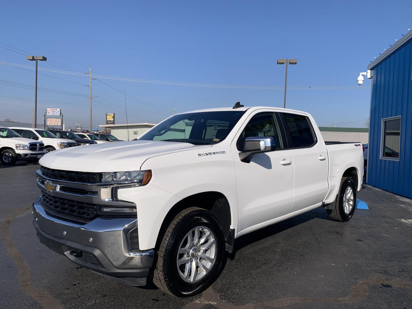 2020 WHITE /GRAY Chevrolet Silverado 1500 LT Crew Cab 4WD (3GCUYDED7LG) with an 5.3L V8 OHV 16V engine, 6A transmission, located at 506 S. Kingshighway, Cape Girardeau, MO, 63703, (573) 235-5000, 37.294991, -89.553635 - 2020 Chevrolet Silverado 1500 LT Air Conditioning Power Windows Power Locks Power Steering Tilt Wheel Keyless Entry Alarm Daytime Running Lights Dual Airbags Front Head and Side Crew Cab; Short Bed We have financing available and we accept trades! Fill out a credit application on our webs - Photo#2