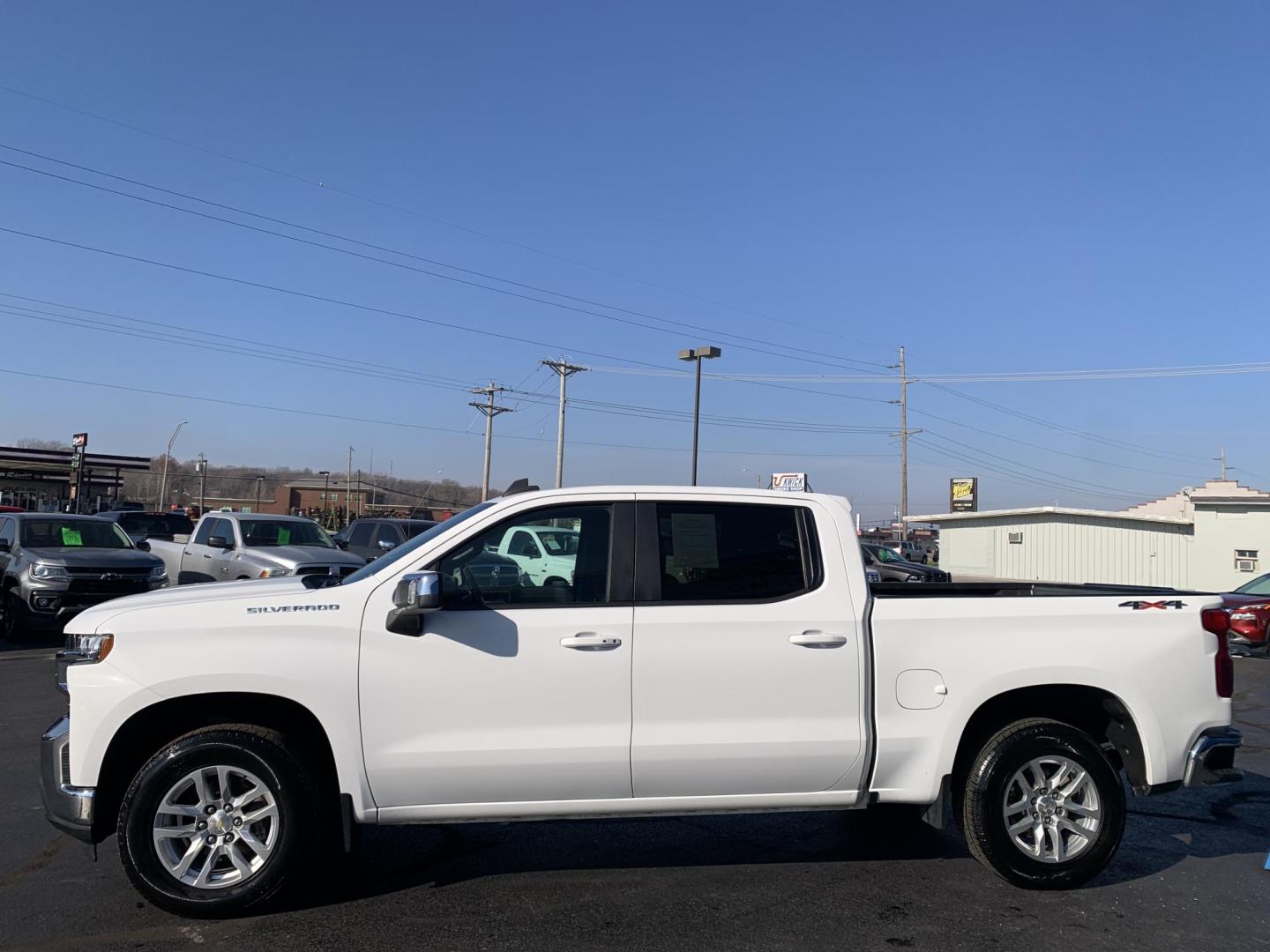 2020 WHITE /GRAY Chevrolet Silverado 1500 LT Crew Cab 4WD (3GCUYDED7LG) with an 5.3L V8 OHV 16V engine, 6A transmission, located at 506 S. Kingshighway, Cape Girardeau, MO, 63703, (573) 235-5000, 37.294991, -89.553635 - 2020 Chevrolet Silverado 1500 LT Air Conditioning Power Windows Power Locks Power Steering Tilt Wheel Keyless Entry Alarm Daytime Running Lights Dual Airbags Front Head and Side Crew Cab; Short Bed We have financing available and we accept trades! Fill out a credit application on our webs - Photo#3