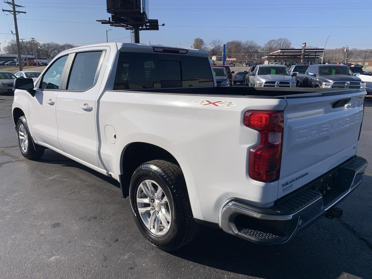 2020 WHITE /GRAY Chevrolet Silverado 1500 LT Crew Cab 4WD (3GCUYDED7LG) with an 5.3L V8 OHV 16V engine, 6A transmission, located at 506 S. Kingshighway, Cape Girardeau, MO, 63703, (573) 235-5000, 37.294991, -89.553635 - 2020 Chevrolet Silverado 1500 LT Air Conditioning Power Windows Power Locks Power Steering Tilt Wheel Keyless Entry Alarm Daytime Running Lights Dual Airbags Front Head and Side Crew Cab; Short Bed We have financing available and we accept trades! Fill out a credit application on our webs - Photo#4