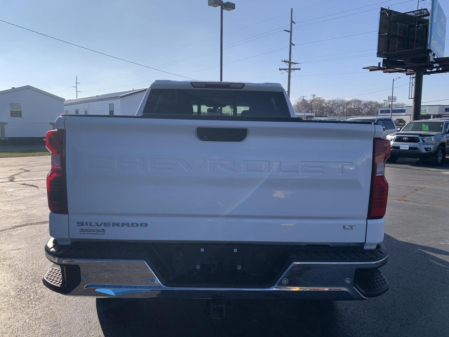 2020 WHITE /GRAY Chevrolet Silverado 1500 LT Crew Cab 4WD (3GCUYDED7LG) with an 5.3L V8 OHV 16V engine, 6A transmission, located at 506 S. Kingshighway, Cape Girardeau, MO, 63703, (573) 235-5000, 37.294991, -89.553635 - 2020 Chevrolet Silverado 1500 LT Air Conditioning Power Windows Power Locks Power Steering Tilt Wheel Keyless Entry Alarm Daytime Running Lights Dual Airbags Front Head and Side Crew Cab; Short Bed We have financing available and we accept trades! Fill out a credit application on our webs - Photo#5
