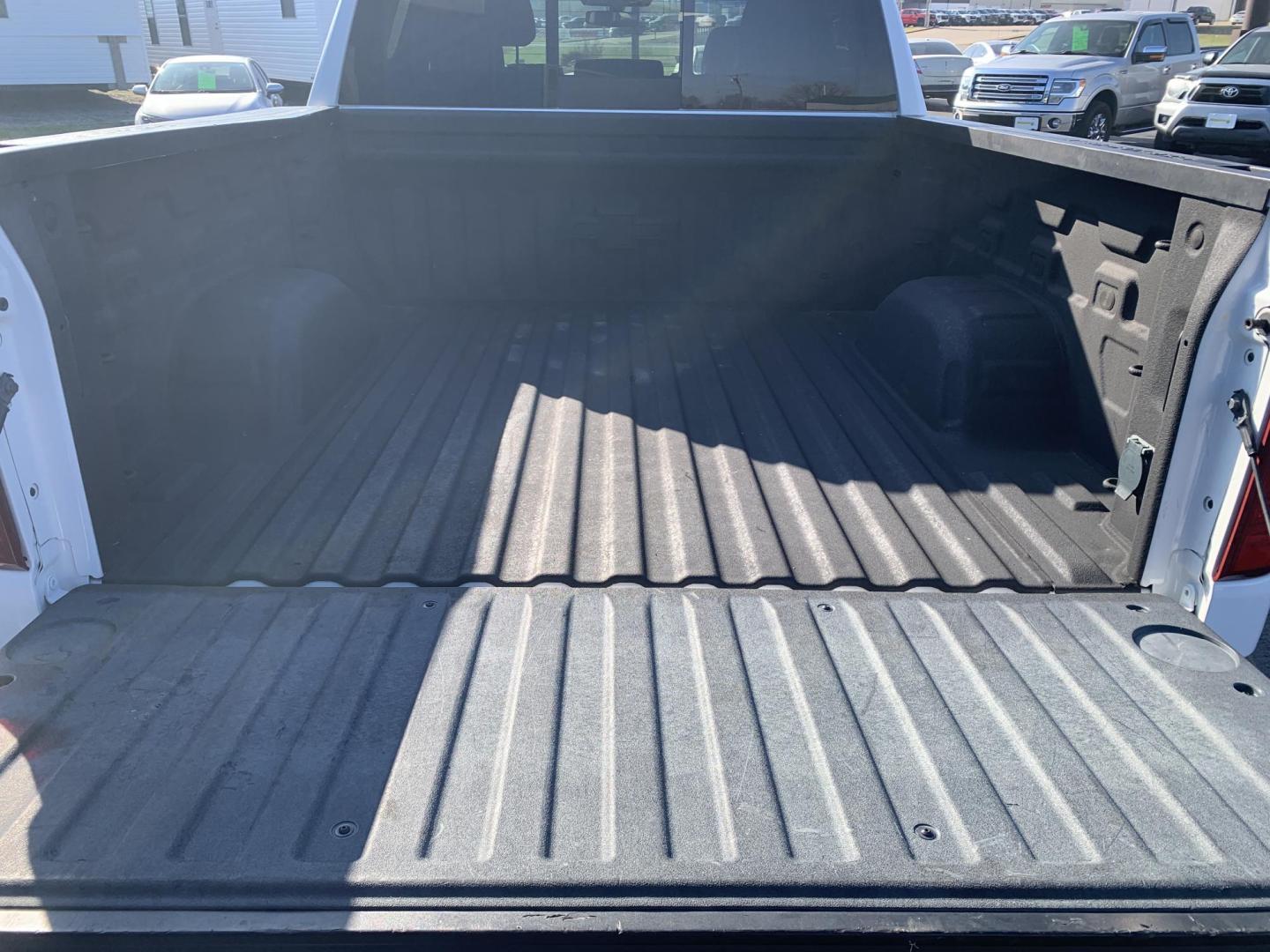 2020 WHITE /GRAY Chevrolet Silverado 1500 LT Crew Cab 4WD (3GCUYDED7LG) with an 5.3L V8 OHV 16V engine, 6A transmission, located at 506 S. Kingshighway, Cape Girardeau, MO, 63703, (573) 235-5000, 37.294991, -89.553635 - 2020 Chevrolet Silverado 1500 LT Air Conditioning Power Windows Power Locks Power Steering Tilt Wheel Keyless Entry Alarm Daytime Running Lights Dual Airbags Front Head and Side Crew Cab; Short Bed We have financing available and we accept trades! Fill out a credit application on our webs - Photo#6