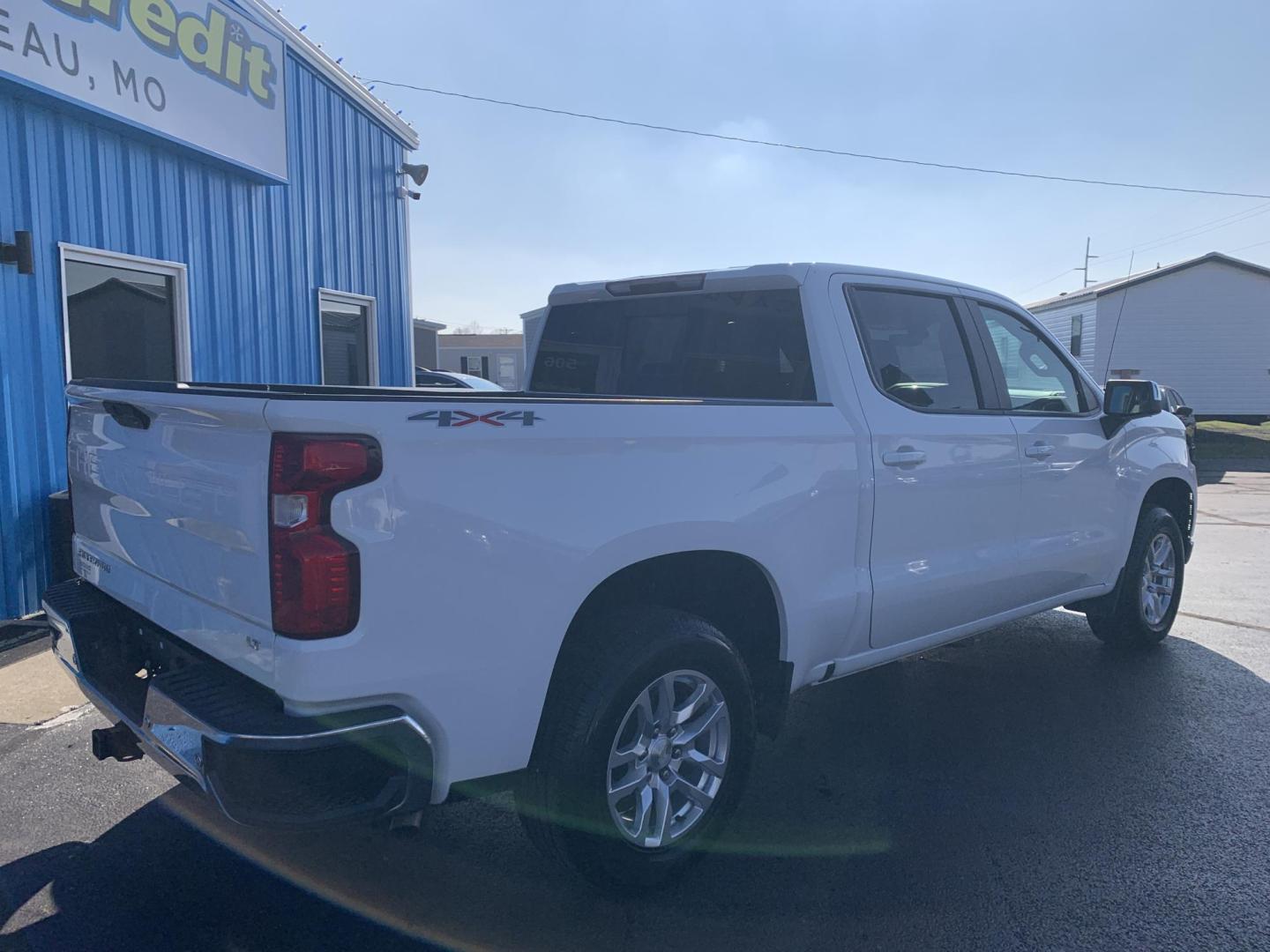 2020 WHITE /GRAY Chevrolet Silverado 1500 LT Crew Cab 4WD (3GCUYDED7LG) with an 5.3L V8 OHV 16V engine, 6A transmission, located at 506 S. Kingshighway, Cape Girardeau, MO, 63703, (573) 235-5000, 37.294991, -89.553635 - 2020 Chevrolet Silverado 1500 LT Air Conditioning Power Windows Power Locks Power Steering Tilt Wheel Keyless Entry Alarm Daytime Running Lights Dual Airbags Front Head and Side Crew Cab; Short Bed We have financing available and we accept trades! Fill out a credit application on our webs - Photo#7