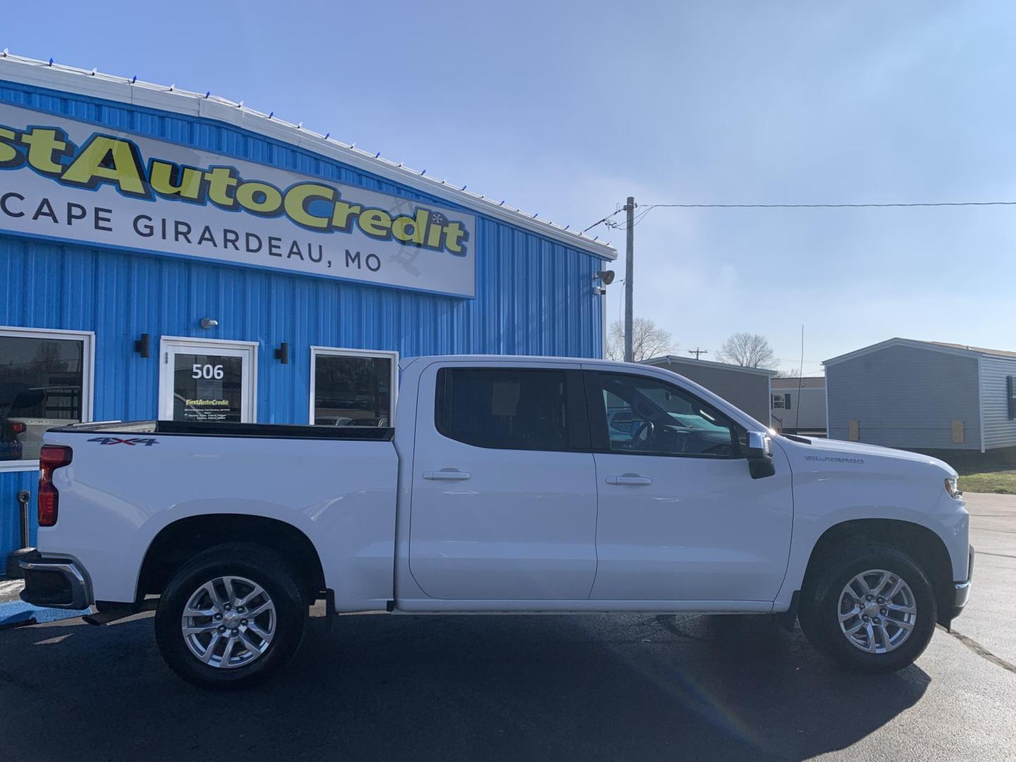 2020 WHITE /GRAY Chevrolet Silverado 1500 LT Crew Cab 4WD (3GCUYDED7LG) with an 5.3L V8 OHV 16V engine, 6A transmission, located at 506 S. Kingshighway, Cape Girardeau, MO, 63703, (573) 235-5000, 37.294991, -89.553635 - 2020 Chevrolet Silverado 1500 LT Air Conditioning Power Windows Power Locks Power Steering Tilt Wheel Keyless Entry Alarm Daytime Running Lights Dual Airbags Front Head and Side Crew Cab; Short Bed We have financing available and we accept trades! Fill out a credit application on our webs - Photo#8