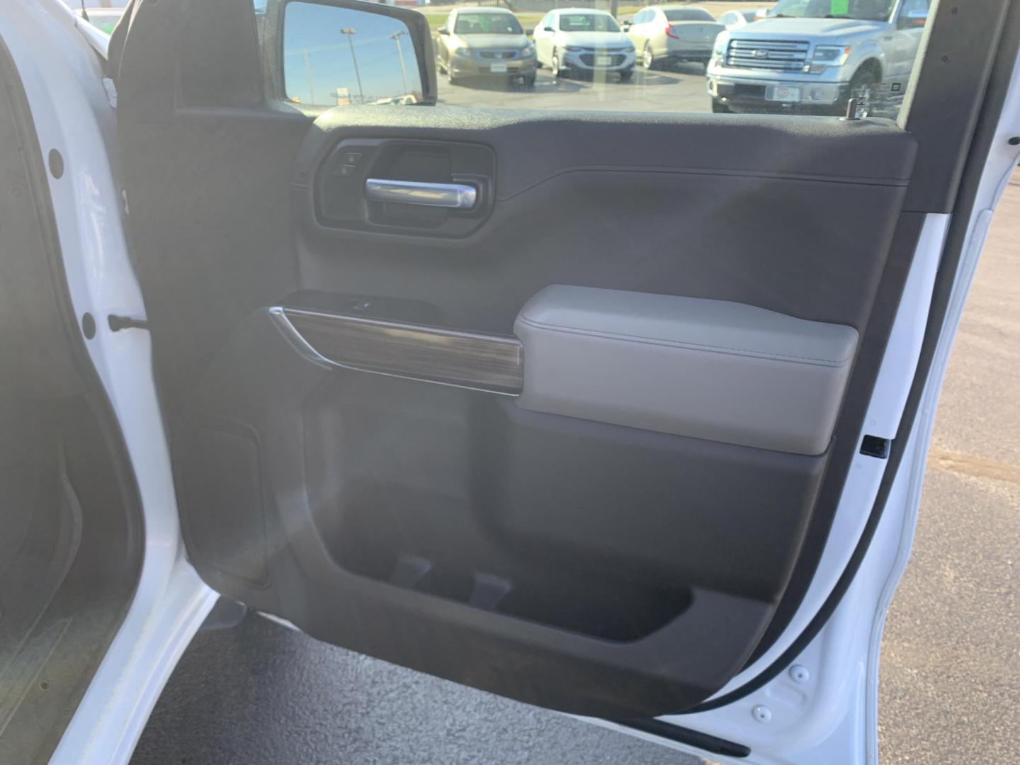 2020 WHITE /GRAY Chevrolet Silverado 1500 LT Crew Cab 4WD (3GCUYDED7LG) with an 5.3L V8 OHV 16V engine, 6A transmission, located at 506 S. Kingshighway, Cape Girardeau, MO, 63703, (573) 235-5000, 37.294991, -89.553635 - 2020 Chevrolet Silverado 1500 LT Air Conditioning Power Windows Power Locks Power Steering Tilt Wheel Keyless Entry Alarm Daytime Running Lights Dual Airbags Front Head and Side Crew Cab; Short Bed We have financing available and we accept trades! Fill out a credit application on our webs - Photo#9