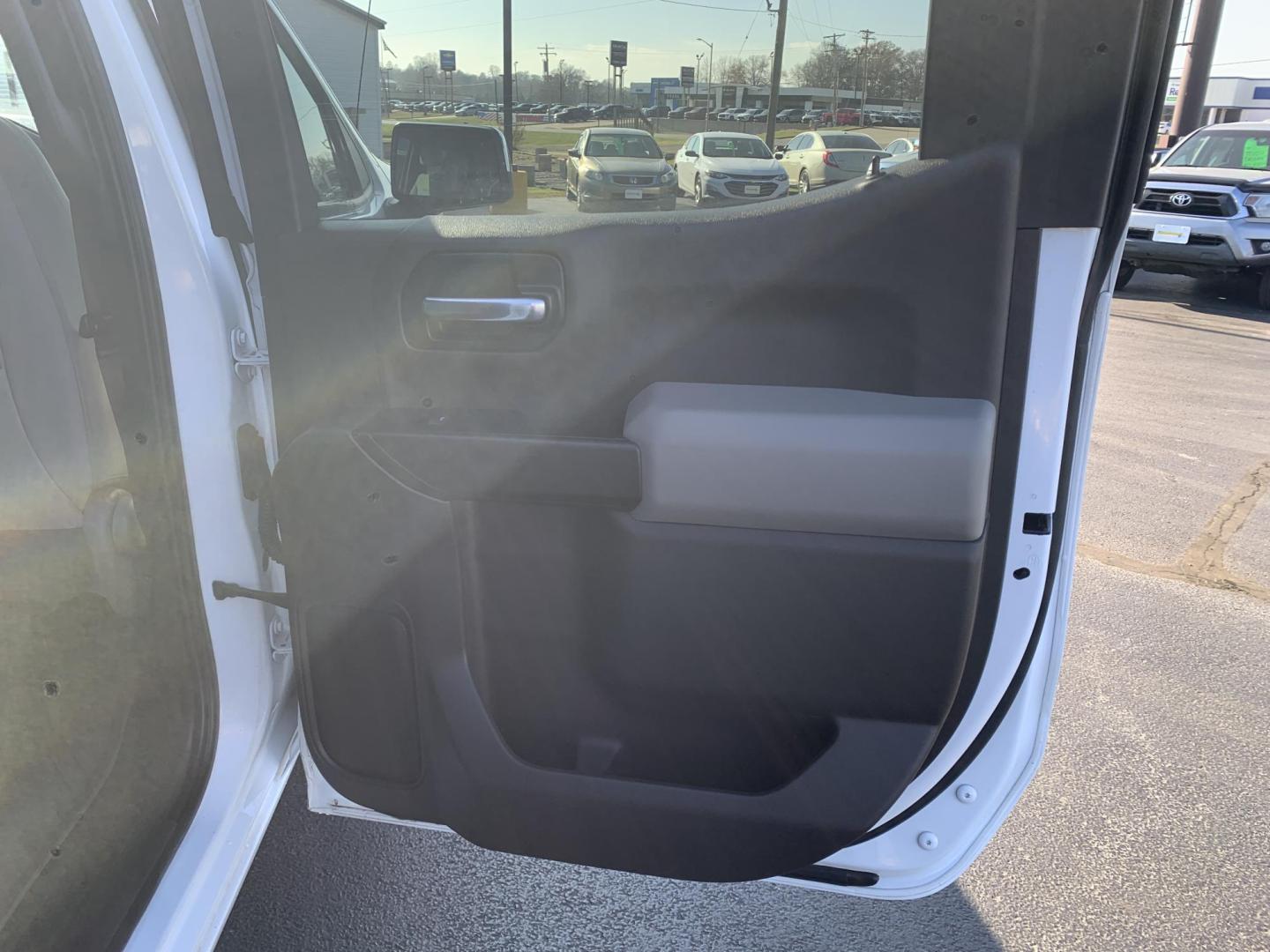 2020 WHITE /GRAY Chevrolet Silverado 1500 LT Crew Cab 4WD (3GCUYDED7LG) with an 5.3L V8 OHV 16V engine, 6A transmission, located at 506 S. Kingshighway, Cape Girardeau, MO, 63703, (573) 235-5000, 37.294991, -89.553635 - 2020 Chevrolet Silverado 1500 LT Air Conditioning Power Windows Power Locks Power Steering Tilt Wheel Keyless Entry Alarm Daytime Running Lights Dual Airbags Front Head and Side Crew Cab; Short Bed We have financing available and we accept trades! Fill out a credit application on our webs - Photo#11