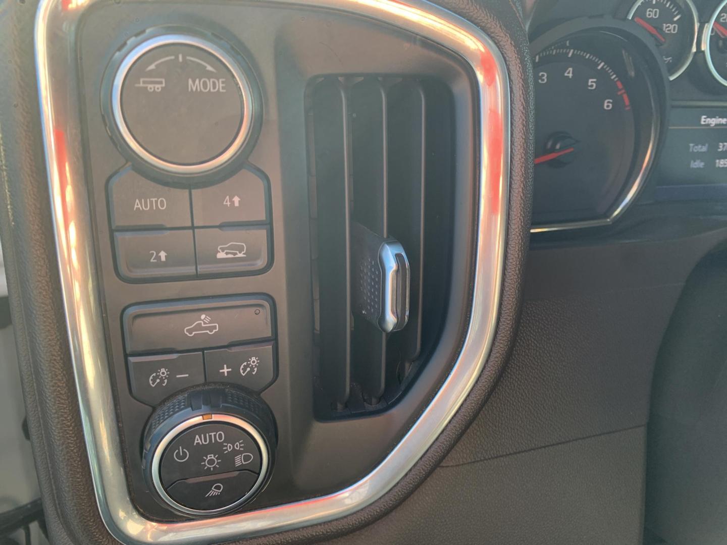 2020 WHITE /GRAY Chevrolet Silverado 1500 LT Crew Cab 4WD (3GCUYDED7LG) with an 5.3L V8 OHV 16V engine, 6A transmission, located at 506 S. Kingshighway, Cape Girardeau, MO, 63703, (573) 235-5000, 37.294991, -89.553635 - 2020 Chevrolet Silverado 1500 LT Air Conditioning Power Windows Power Locks Power Steering Tilt Wheel Keyless Entry Alarm Daytime Running Lights Dual Airbags Front Head and Side Crew Cab; Short Bed We have financing available and we accept trades! Fill out a credit application on our webs - Photo#24