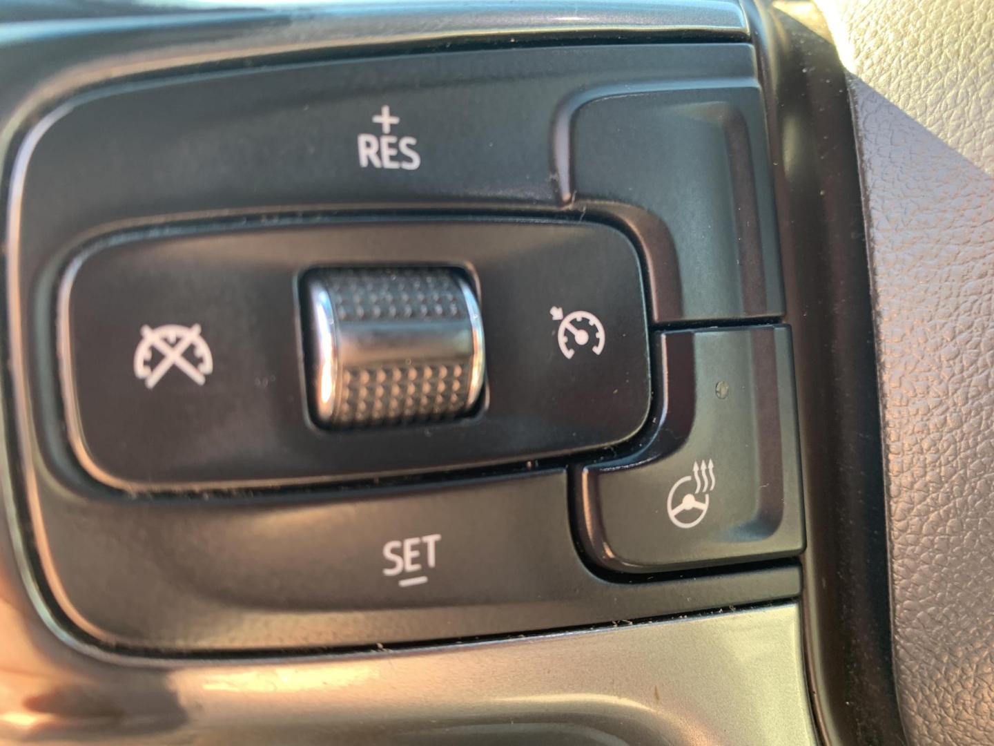 2020 WHITE /GRAY Chevrolet Silverado 1500 LT Crew Cab 4WD (3GCUYDED7LG) with an 5.3L V8 OHV 16V engine, 6A transmission, located at 506 S. Kingshighway, Cape Girardeau, MO, 63703, (573) 235-5000, 37.294991, -89.553635 - 2020 Chevrolet Silverado 1500 LT Air Conditioning Power Windows Power Locks Power Steering Tilt Wheel Keyless Entry Alarm Daytime Running Lights Dual Airbags Front Head and Side Crew Cab; Short Bed We have financing available and we accept trades! Fill out a credit application on our webs - Photo#25