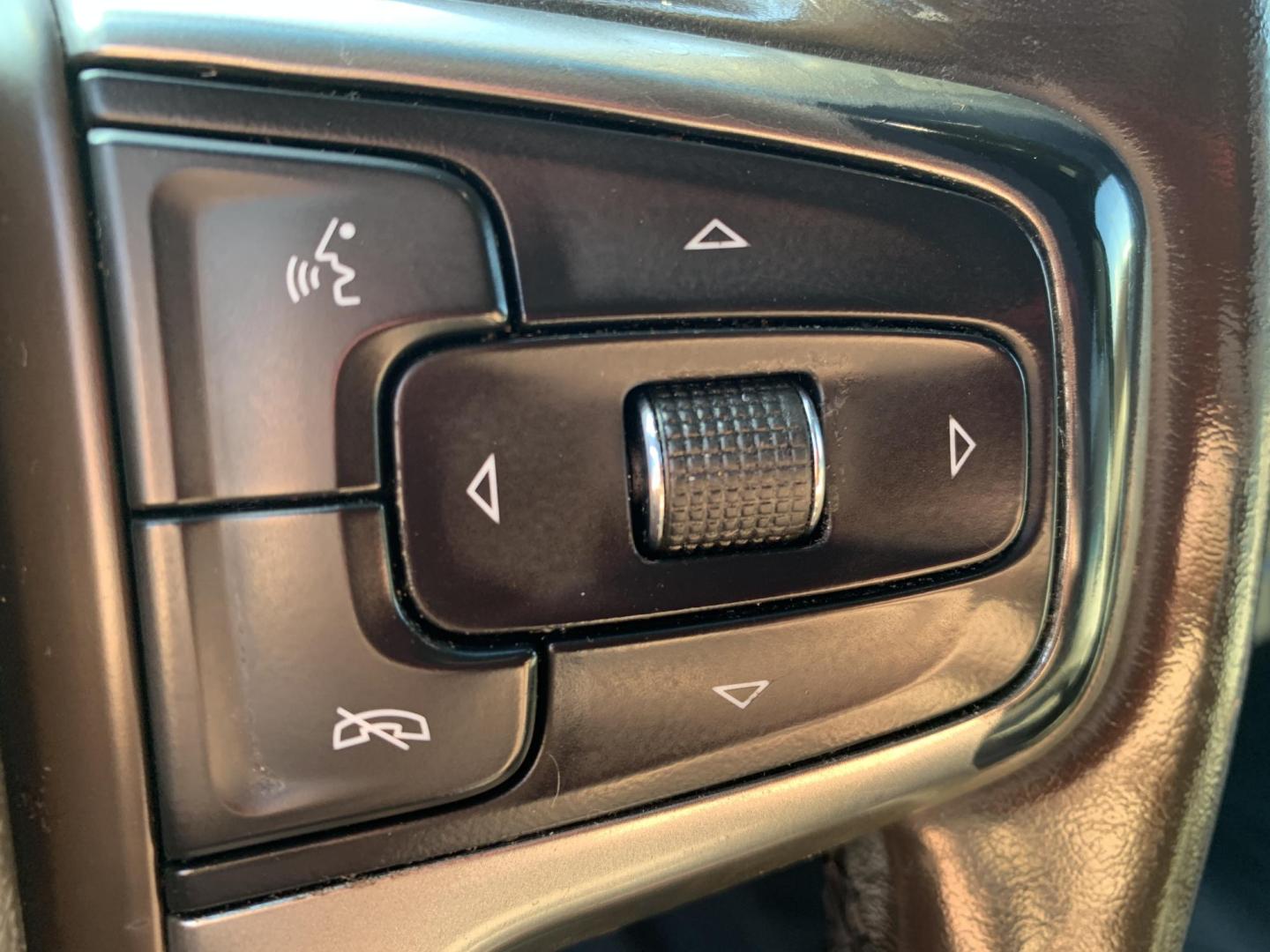 2020 WHITE /GRAY Chevrolet Silverado 1500 LT Crew Cab 4WD (3GCUYDED7LG) with an 5.3L V8 OHV 16V engine, 6A transmission, located at 506 S. Kingshighway, Cape Girardeau, MO, 63703, (573) 235-5000, 37.294991, -89.553635 - 2020 Chevrolet Silverado 1500 LT Air Conditioning Power Windows Power Locks Power Steering Tilt Wheel Keyless Entry Alarm Daytime Running Lights Dual Airbags Front Head and Side Crew Cab; Short Bed We have financing available and we accept trades! Fill out a credit application on our webs - Photo#26