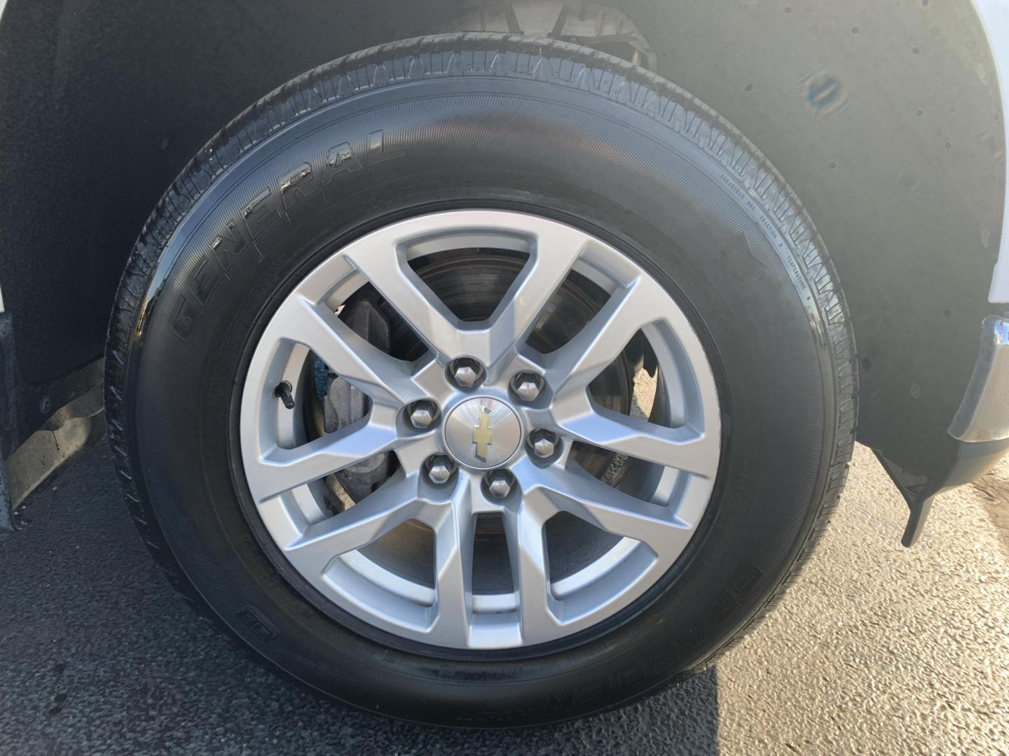 2020 WHITE /GRAY Chevrolet Silverado 1500 LT Crew Cab 4WD (3GCUYDED7LG) with an 5.3L V8 OHV 16V engine, 6A transmission, located at 506 S. Kingshighway, Cape Girardeau, MO, 63703, (573) 235-5000, 37.294991, -89.553635 - 2020 Chevrolet Silverado 1500 LT Air Conditioning Power Windows Power Locks Power Steering Tilt Wheel Keyless Entry Alarm Daytime Running Lights Dual Airbags Front Head and Side Crew Cab; Short Bed We have financing available and we accept trades! Fill out a credit application on our webs - Photo#31