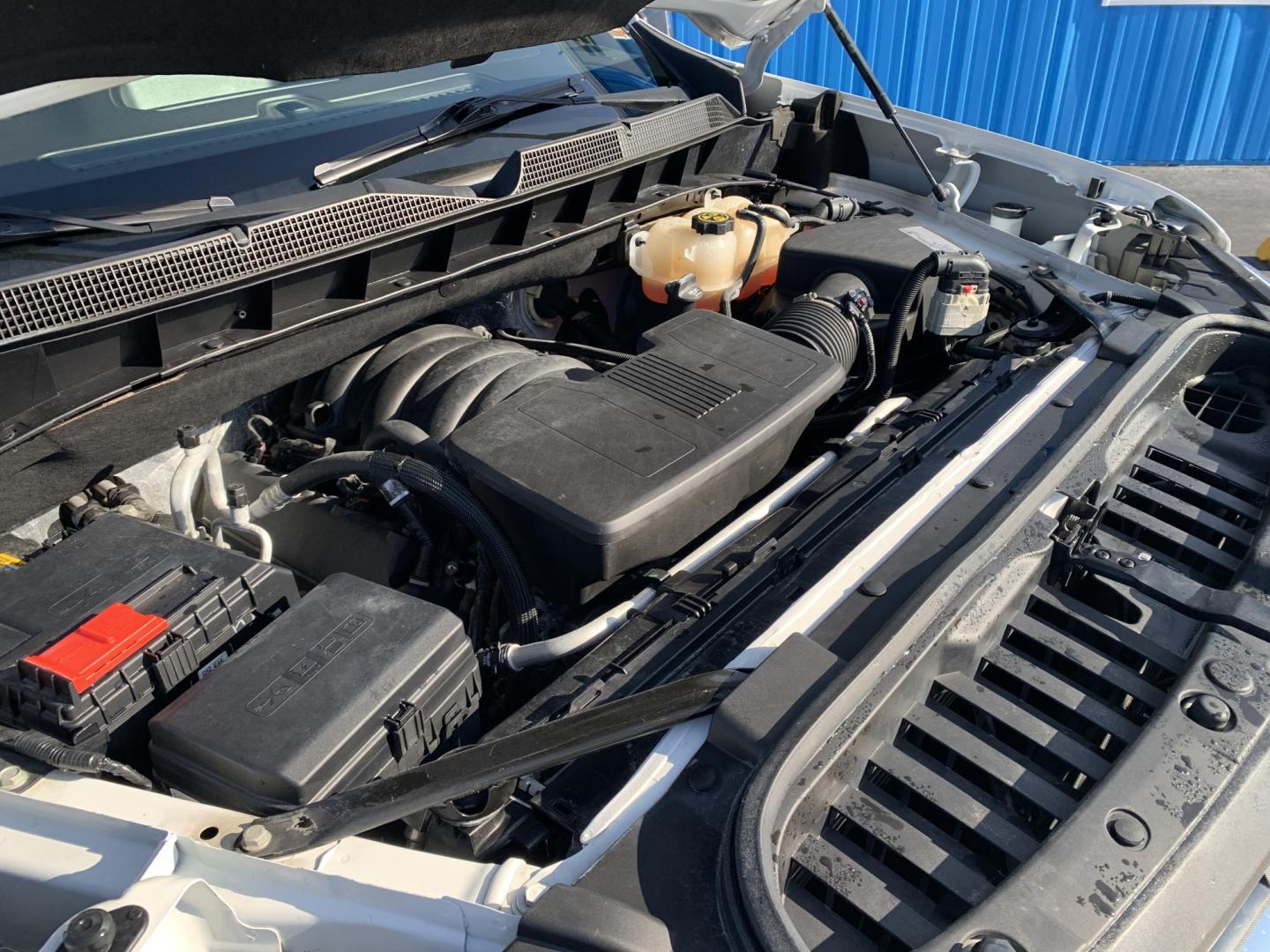 2020 WHITE /GRAY Chevrolet Silverado 1500 LT Crew Cab 4WD (3GCUYDED7LG) with an 5.3L V8 OHV 16V engine, 6A transmission, located at 506 S. Kingshighway, Cape Girardeau, MO, 63703, (573) 235-5000, 37.294991, -89.553635 - 2020 Chevrolet Silverado 1500 LT Air Conditioning Power Windows Power Locks Power Steering Tilt Wheel Keyless Entry Alarm Daytime Running Lights Dual Airbags Front Head and Side Crew Cab; Short Bed We have financing available and we accept trades! Fill out a credit application on our webs - Photo#30