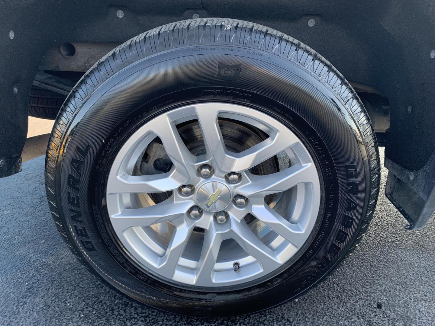 2020 WHITE /GRAY Chevrolet Silverado 1500 LT Crew Cab 4WD (3GCUYDED7LG) with an 5.3L V8 OHV 16V engine, 6A transmission, located at 506 S. Kingshighway, Cape Girardeau, MO, 63703, (573) 235-5000, 37.294991, -89.553635 - 2020 Chevrolet Silverado 1500 LT Air Conditioning Power Windows Power Locks Power Steering Tilt Wheel Keyless Entry Alarm Daytime Running Lights Dual Airbags Front Head and Side Crew Cab; Short Bed We have financing available and we accept trades! Fill out a credit application on our webs - Photo#32