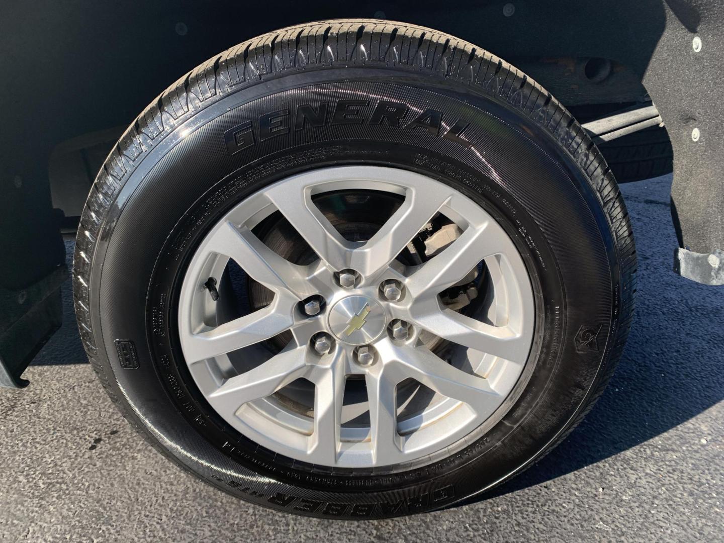 2020 WHITE /GRAY Chevrolet Silverado 1500 LT Crew Cab 4WD (3GCUYDED7LG) with an 5.3L V8 OHV 16V engine, 6A transmission, located at 506 S. Kingshighway, Cape Girardeau, MO, 63703, (573) 235-5000, 37.294991, -89.553635 - 2020 Chevrolet Silverado 1500 LT Air Conditioning Power Windows Power Locks Power Steering Tilt Wheel Keyless Entry Alarm Daytime Running Lights Dual Airbags Front Head and Side Crew Cab; Short Bed We have financing available and we accept trades! Fill out a credit application on our webs - Photo#33