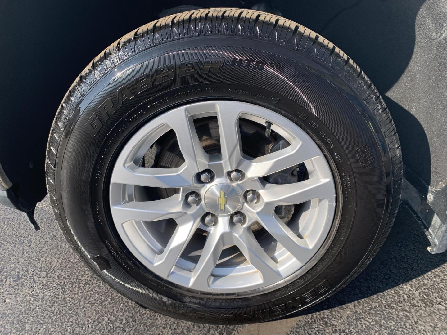 2020 WHITE /GRAY Chevrolet Silverado 1500 LT Crew Cab 4WD (3GCUYDED7LG) with an 5.3L V8 OHV 16V engine, 6A transmission, located at 506 S. Kingshighway, Cape Girardeau, MO, 63703, (573) 235-5000, 37.294991, -89.553635 - 2020 Chevrolet Silverado 1500 LT Air Conditioning Power Windows Power Locks Power Steering Tilt Wheel Keyless Entry Alarm Daytime Running Lights Dual Airbags Front Head and Side Crew Cab; Short Bed We have financing available and we accept trades! Fill out a credit application on our webs - Photo#34